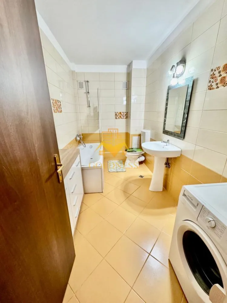 Oportunitate de investitie in Buna Ziua, zona birourilor Hexagon - Va prezentam spre vanzare un apartament cu 2 camere, localizat in Cluj-Napoca, cartierul Buna Ziua, zona Calea Turzii, in proximitatea birourilor Hexagon.

Imobilul este amplasat intr-o zona moderna si foarte bine cotata, apreciata pentru accesul rapid catre centrul orasului, cartierul Zorilor si principalele zone de business. In acelasi timp, locatia ofera un cadru linistit si confortabil pentru locuire.

In imediata apropiere regasim:

Hexagon Offices;
Lidl Buna Ziua;
statii de transport in comun cu acces rapid catre centrul orasului;

Locatia este ideala atat pentru locuit, cat si pentru investitie, datorita cererii ridicate pentru inchiriere in aceasta zona.

Apartamentul detine o suprafata utila de 47,5 mp + terasa generoasa si este situat la etajul 1 din 4, intr-un imobil modern.

Dispune de orientare ..., iar compartimentarea este semidecomandata, fiind organizat astfel:

living impreuna cu bucataria;
dormitor;
baie;
hol;
terasa generoasa;

Finisajele sunt moderne, iar apartamentul se vinde complet mobilat si utilat, conform fotografiilor.

Confortul termic este asigurat de centrala termica proprie, cu distributie a caldurii prin calorifere.

In pret este inclus un loc de parcare cu CF propriu, situat in curtea privata a imobilului.

Proprietatea reprezinta o alegere excelenta pentru locuinta proprie sau pentru investitie, avand o pozitionare foarte buna intr-una dintre cele mai cautate zone rezidentiale ale orasului.

Pretul de vanzare este de 160.000 euro, negociabil.

Apartamentul este liber de sarcini, iar ca modalitate de plata se accepta atat plata integrala, cat si achizitia prin credit ipotecar.

Pentru mai multe detalii si programarea unei vizionari, nu ezitati sa ne contactati.

Pentru intermediere se percepe un comision de 2%.