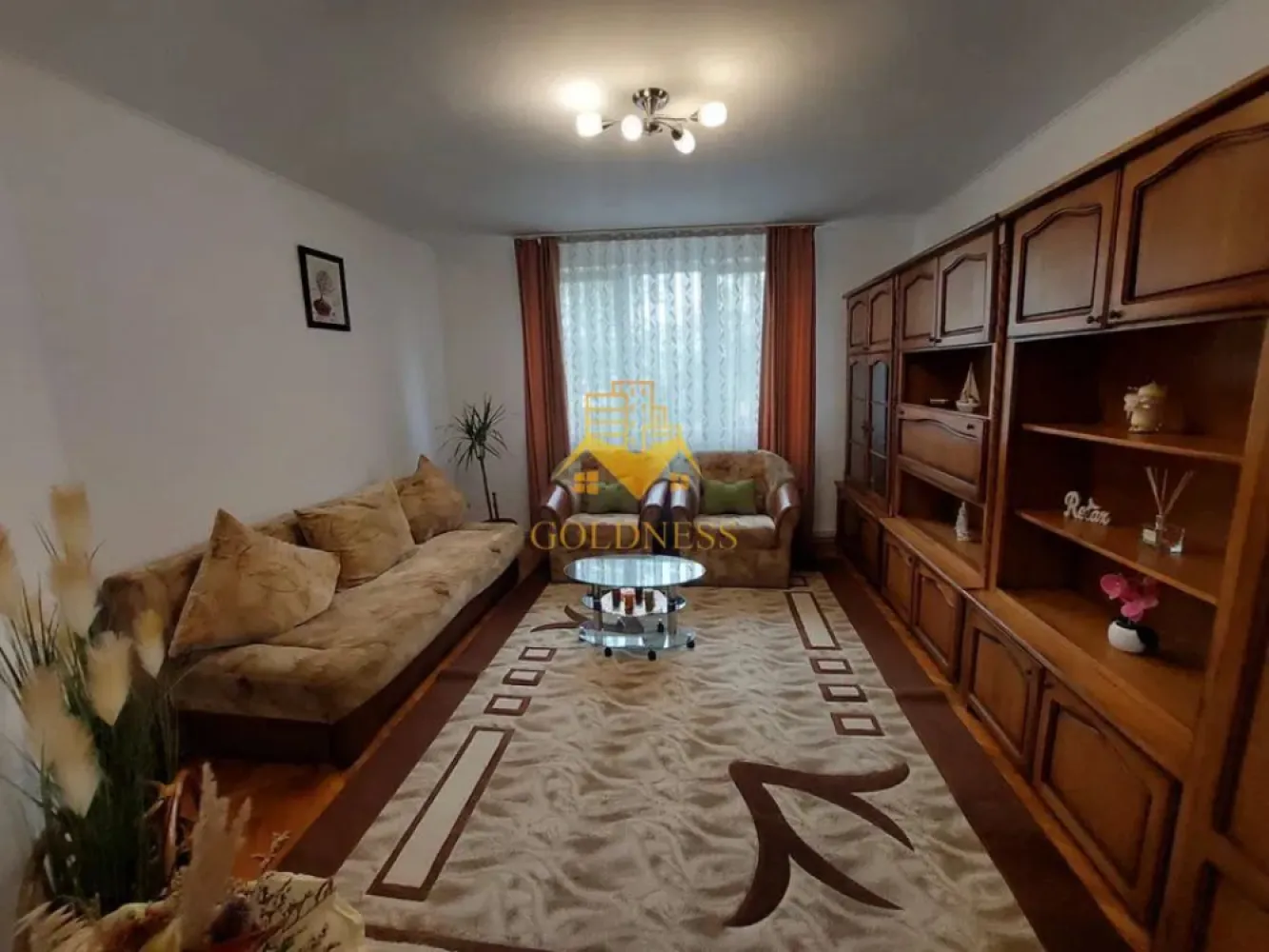 2 Camere, Cartierul Marasti, parcare, Leroy Merlin, Profi - GOLDNESS Imobiliare vă propune spre închiriere un apartament cu 2 camere decomandate,complet mobilat și utilat, la etajul 1 într-un imobil de 1 etaje, în Cartierul Marasti, zona Leroy Merlin.
Dispune de loc de parcare!
Se află în apropierea stațiilor de transport în comun, magazine, restaurante, spații verzi, farmacii, etc. 

Apartamentul este compartimentat astfel:
 - dormitor cu pat matrimonial, dressing, noptiere
 - dormitor, pat single, birou, dressing
 - bucatarie complet utilată și mobilată, loc de servit masa
 - baie cu cadă, calorifer port prosop și dulap pentru depozitare.

Imobilul este dotat cu toate cele necesare- centrală proprie, frigider, aragaz, hotă, mașină de spălat haine, etc. 

Dacă sunteți interesați de acest apartament și doriți să îl vizionați, dar și pentru alte oferte nu ezitați să ne contactați telefonic sau prin e-mail. Vă stăm la dispoziție!
Pentru intermediere se percepe un comision de 50% din prețul chiriei!