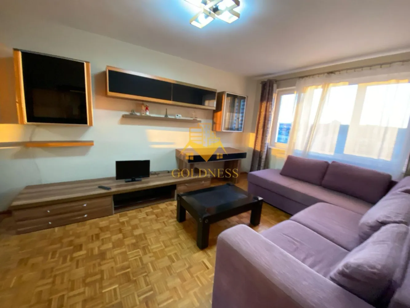 2 camere decomandate, 2 parcari, Marasti Zona Piata Abator, Lukoil - GOLDNESS Imobiliare vă propune spre închiriere un apartament cu 2 camere complet mobilat și utilat, la etajul 10 într-un imobil de 11 etaje, în Cartierul Marasti .
Dispune de 2 locuri de parcare!
Se află în apropierea stațiilor de transport în comun, magazine, restaurante, spații verzi, farmacii, etc. 

Apartamentul este compartimentat astfel:
 - dormitor cu pat matrimonial, dulap, comoda
- dormitor cu canapea exstensibila, dressing, birou
 - bucatarie complet utilată și mobilată, loc de servit masa 
 - baie cu cabina de dus, calorifer port prosop și dulap pentru depozitare.

Imobilul este dotat cu toate cele necesare- centrală proprie, frigider, aragaz, hotă, mașină de spălat haine, etc. 

Dacă sunteți interesați de acest apartament și doriți să îl vizionați, dar și pentru alte oferte nu ezitați să ne contactați telefonic sau prin e-mail. Vă stăm la dispoziție!
Pentru intermediere se percepe un comision de 50% din prețul chiriei!