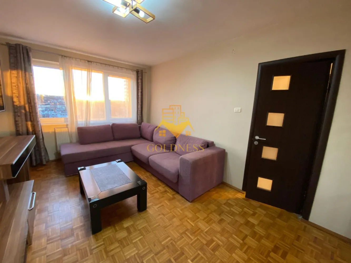 2 camere decomandate, 2 parcari, Marasti Zona Piata Abator, Lukoil - GOLDNESS Imobiliare vă propune spre închiriere un apartament cu 2 camere complet mobilat și utilat, la etajul 10 într-un imobil de 11 etaje, în Cartierul Marasti .
Dispune de 2 locuri de parcare!
Se află în apropierea stațiilor de transport în comun, magazine, restaurante, spații verzi, farmacii, etc. 

Apartamentul este compartimentat astfel:
 - dormitor cu pat matrimonial, dulap, comoda
- dormitor cu canapea exstensibila, dressing, birou
 - bucatarie complet utilată și mobilată, loc de servit masa 
 - baie cu cabina de dus, calorifer port prosop și dulap pentru depozitare.

Imobilul este dotat cu toate cele necesare- centrală proprie, frigider, aragaz, hotă, mașină de spălat haine, etc. 

Dacă sunteți interesați de acest apartament și doriți să îl vizionați, dar și pentru alte oferte nu ezitați să ne contactați telefonic sau prin e-mail. Vă stăm la dispoziție!
Pentru intermediere se percepe un comision de 50% din prețul chiriei!
