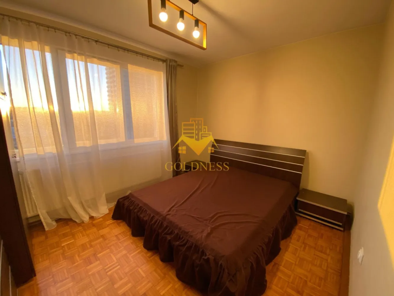 2 camere decomandate, 2 parcari, Marasti Zona Piata Abator, Lukoil - GOLDNESS Imobiliare vă propune spre închiriere un apartament cu 2 camere complet mobilat și utilat, la etajul 10 într-un imobil de 11 etaje, în Cartierul Marasti .
Dispune de 2 locuri de parcare!
Se află în apropierea stațiilor de transport în comun, magazine, restaurante, spații verzi, farmacii, etc. 

Apartamentul este compartimentat astfel:
 - dormitor cu pat matrimonial, dulap, comoda
- dormitor cu canapea exstensibila, dressing, birou
 - bucatarie complet utilată și mobilată, loc de servit masa 
 - baie cu cabina de dus, calorifer port prosop și dulap pentru depozitare.

Imobilul este dotat cu toate cele necesare- centrală proprie, frigider, aragaz, hotă, mașină de spălat haine, etc. 

Dacă sunteți interesați de acest apartament și doriți să îl vizionați, dar și pentru alte oferte nu ezitați să ne contactați telefonic sau prin e-mail. Vă stăm la dispoziție!
Pentru intermediere se percepe un comision de 50% din prețul chiriei!