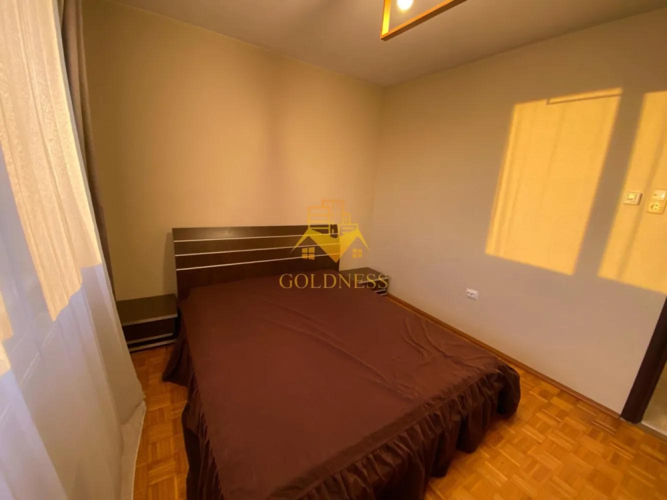 2 camere decomandate, 2 parcari, Marasti Zona Piata Abator, Lukoil - GOLDNESS Imobiliare vă propune spre închiriere un apartament cu 2 camere complet mobilat și utilat, la etajul 10 într-un imobil de 11 etaje, în Cartierul Marasti .
Dispune de 2 locuri de parcare!
Se află în apropierea stațiilor de transport în comun, magazine, restaurante, spații verzi, farmacii, etc. 

Apartamentul este compartimentat astfel:
 - dormitor cu pat matrimonial, dulap, comoda
- dormitor cu canapea exstensibila, dressing, birou
 - bucatarie complet utilată și mobilată, loc de servit masa 
 - baie cu cabina de dus, calorifer port prosop și dulap pentru depozitare.

Imobilul este dotat cu toate cele necesare- centrală proprie, frigider, aragaz, hotă, mașină de spălat haine, etc. 

Dacă sunteți interesați de acest apartament și doriți să îl vizionați, dar și pentru alte oferte nu ezitați să ne contactați telefonic sau prin e-mail. Vă stăm la dispoziție!
Pentru intermediere se percepe un comision de 50% din prețul chiriei!
