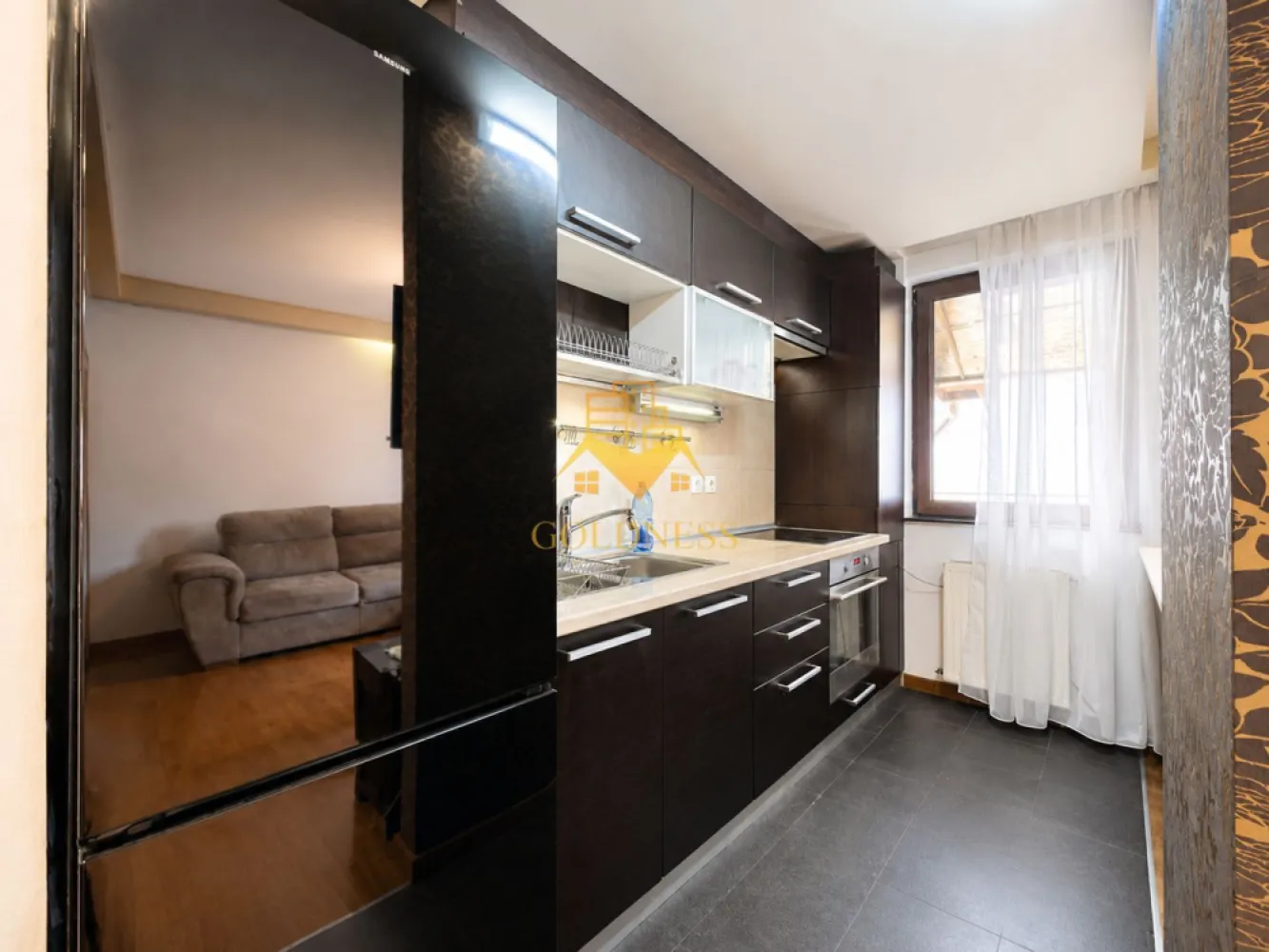 3 camere, Andrei Mureșanu, C. Brâncuși, Home Garden, BT, Careffour - GOLDNESS Imobiliare vă propune spre închiriere un apartament cu 3 camere complet mobilat și utilat, la etajul 2 într-un imobil de 2 etaje, în Cartierul Andrei Muresanu, in apropiere de Str. Constantin Brancusi si mijloacele de transport in comun.
Dispune de loc de parcare in curtea interioara!
Se află în apropierea stațiilor de transport în comun, magazine, restaurante, spații verzi, farmacii, etc. 

Apartamentul este compartimentat astfel:
 - dormitor cu pat matrimonial, dressing, noptiere
 - dormitor/ camera mobilata ca si dressing/ birou
 - living cu bucatarie open space complet utilată și mobilată, canapea extensibilă, loc de servit masa 
 - 2 bai, dintre care una de serviciu si una cu cada, calorifer port prosop și dulap pentru depozitare.
 - 2 balcoane deschise de 15 mp total.

Imobilul este dotat cu toate cele necesare- centrală proprie, frigider, aragaz, hotă, mașină de spălat haine, etc. 

Dacă sunteți interesați de acest apartament și doriți să îl vizionați, dar și pentru alte oferte nu ezitați să ne contactați telefonic sau prin e-mail. Vă stăm la dispoziție!

Pentru intermediere se percepe un comision de 50% din prețul chiriei!