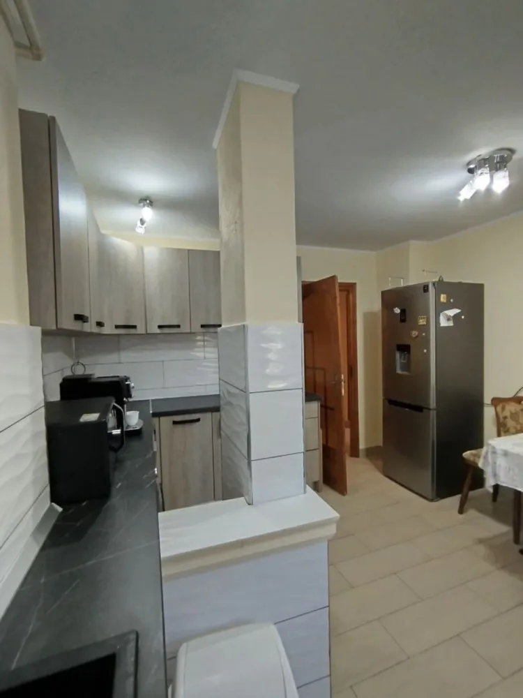 BRASADAS vinde ap 3 cam Carpați 2 etaj 1/4. - Agentia Imobiliara BRASADAS vinde apartament cu trei camere in Carpați 2 etaj 1/4 DECOMANDAT cu suprafata utila de 75 mp. cu doua dormitoare si living spațios, bucătărie mare, o baie cu cadă si 3 balcoane (unul interior – perfect pentru depozitare)

Scara a fost recent renovată și acoperișul schimbat. Vecinii sunt extraordinari.

 Locație super bună și liniștită :
– la ~10 min de mers pe jos de școala Octavian Goga și grădiniță, parcuri
-la câteva minute de stația de autobuz
– magazine alimentare în apropiere
– sală de fitness – tot ce ai nevoie, aproape

Se vinde mobilat și utilat (mai puțin masa și TV-ul din living + aparatul de cafea)
Electrocasnicele (mașină de spălat vase/ haine etc.) au fost folosite o perioadă scurtă de timp.

 Apartamentul nu mai este locuit, vânzarea poate fi imediată.

 www.brasadas.com.