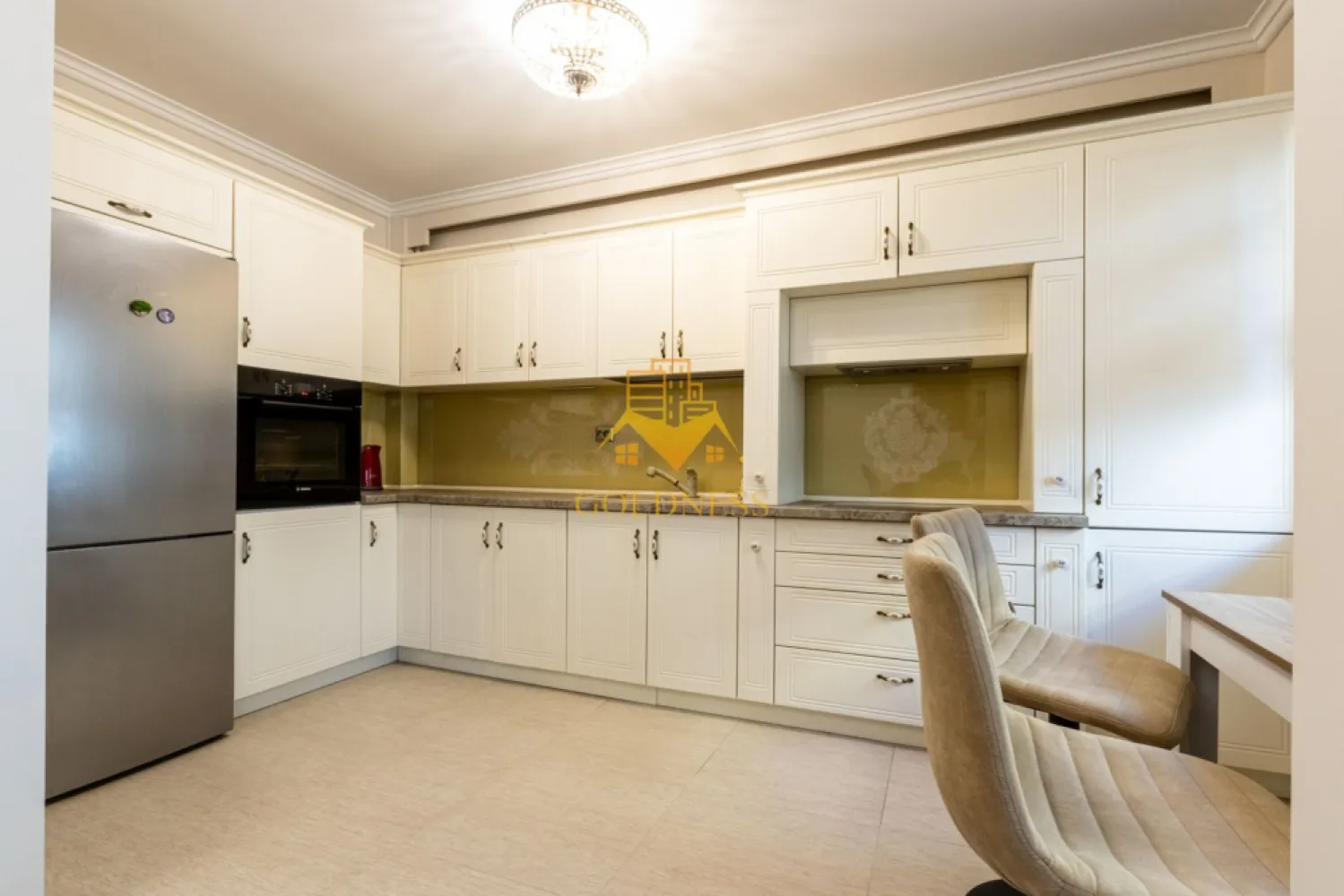 2 camere, 2 Parcari, Buna Ziua, Zona Grand Hill, LIDL, Trifoiului - GOLDNESS Imobiliare vă propune spre închiriere un apartament cu 2 camere complet mobilat și utilat, la etajul 1 într-un imobil de 3 etaje, în Cartierul Buna Ziua .
Se poate inchiria 2 parcaru cu 50 euro!

Se află în apropierea stațiilor de transport în comun, magazine, restaurante, spații verzi, farmacii, etc. 
 Apartamentul este compartimentat astfel:
 - dormitor cu pat matrimonial, dressing, noptiere
 - living cu bucatarie open space complet utilată și mobilată, canapea extensibilă, loc de servit masa 
 - baie cu cada, calorifer port prosop și dulap pentru depozitare.
 - balcon 7 mp.

Imobilul este dotat cu toate cele necesare- centrală proprie, frigider, plita, hotă, mașină de spălat haine, etc. 

Dacă sunteți interesați de acest apartament și doriți să îl vizionați, dar și pentru alte oferte nu ezitați să ne contactați telefonic sau prin e-mail. Vă stăm la dispoziție!
Pentru intermediere se percepe un comision de 50% din prețul chiriei!