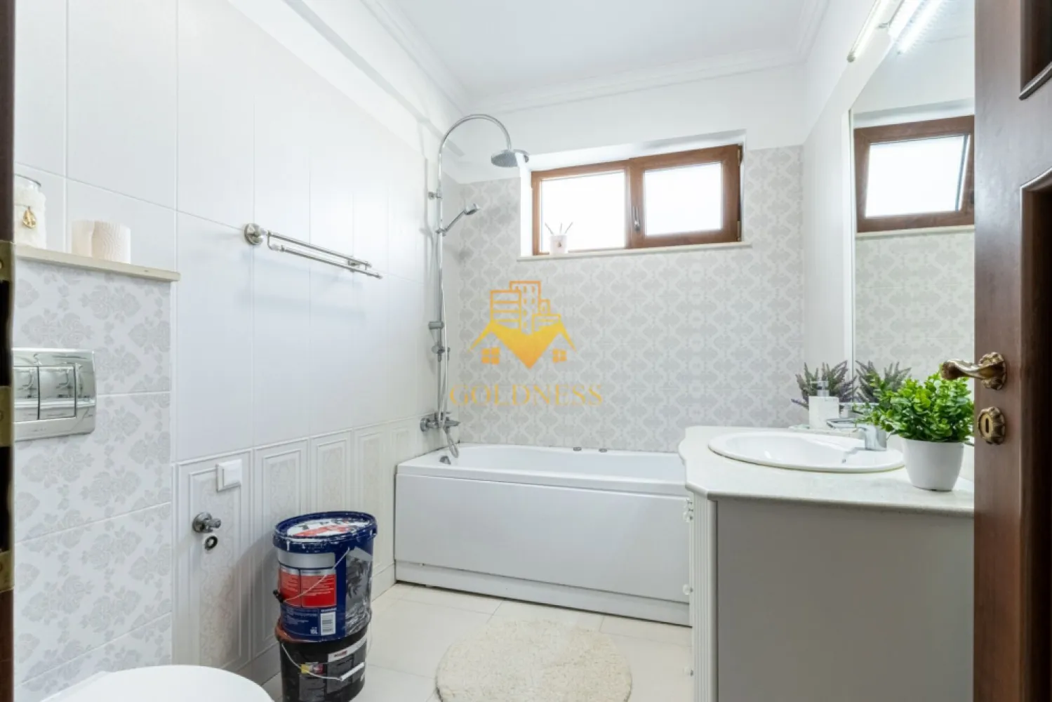 2 camere, 2 Parcari, Buna Ziua, Zona Grand Hill, LIDL, Trifoiului - GOLDNESS Imobiliare vă propune spre închiriere un apartament cu 2 camere complet mobilat și utilat, la etajul 1 într-un imobil de 3 etaje, în Cartierul Buna Ziua .
Se poate inchiria 2 parcaru cu 50 euro!

Se află în apropierea stațiilor de transport în comun, magazine, restaurante, spații verzi, farmacii, etc. 
 Apartamentul este compartimentat astfel:
 - dormitor cu pat matrimonial, dressing, noptiere
 - living cu bucatarie open space complet utilată și mobilată, canapea extensibilă, loc de servit masa 
 - baie cu cada, calorifer port prosop și dulap pentru depozitare.
 - balcon 7 mp.

Imobilul este dotat cu toate cele necesare- centrală proprie, frigider, plita, hotă, mașină de spălat haine, etc. 

Dacă sunteți interesați de acest apartament și doriți să îl vizionați, dar și pentru alte oferte nu ezitați să ne contactați telefonic sau prin e-mail. Vă stăm la dispoziție!
Pentru intermediere se percepe un comision de 50% din prețul chiriei!