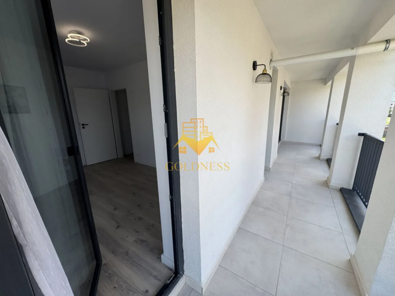 2 camere,modern,parcare,bloc nou, Floresti, Somesului Zona Avram Iancu - GOLDNESS Imobiliare vă propune spre închiriere un apartament cu 2 camere complet mobilat și utilat, la etajul 2 într-un imobil de 5 etaje, în Floresti. Apartamentul este compartimentat astfel:
 - dormitor care se mobileaza la cerere
 - living cu bucatarie open-space complet utilată, restul se mobileaza la recere
 - baie cu cada, calorifer port prosop inox și dulap pentru depozitare.
 - terasa de 20 mp.

Imobilul este dotat cu toate cele necesare- centrală proprie, mașină de spălat haine, frigider, plită electrică, hotă, etc. 
Se află în apropierea stațiilor de transport în comun, magazine, restaurante, spații verzi, farmacii, etc. 
Dispune de parcare exterioara!

Dacă sunteți interesați de acest apartament și doriți să îl vizionați, dar și pentru alte oferte sau detalii nu ezitați să ne contactați telefonic sau prin e-mail - goldnessimobiliare@gmail.com. Vă stăm la dispoziție!