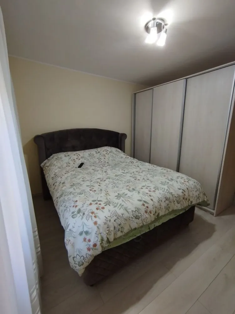 BRASADAS vinde ap 3 cam Carpați 2 etaj 1/4. - Agentia Imobiliara BRASADAS vinde apartament cu trei camere in Carpați 2 etaj 1/4 DECOMANDAT cu suprafata utila de 75 mp. cu doua dormitoare si living spațios, bucătărie mare, o baie cu cadă si 3 balcoane (unul interior – perfect pentru depozitare)

Scara a fost recent renovată și acoperișul schimbat. Vecinii sunt extraordinari.

 Locație super bună și liniștită :
– la ~10 min de mers pe jos de școala Octavian Goga și grădiniță, parcuri
-la câteva minute de stația de autobuz
– magazine alimentare în apropiere
– sală de fitness – tot ce ai nevoie, aproape

Se vinde mobilat și utilat (mai puțin masa și TV-ul din living + aparatul de cafea)
Electrocasnicele (mașină de spălat vase/ haine etc.) au fost folosite o perioadă scurtă de timp.

 Apartamentul nu mai este locuit, vânzarea poate fi imediată.

 www.brasadas.com.