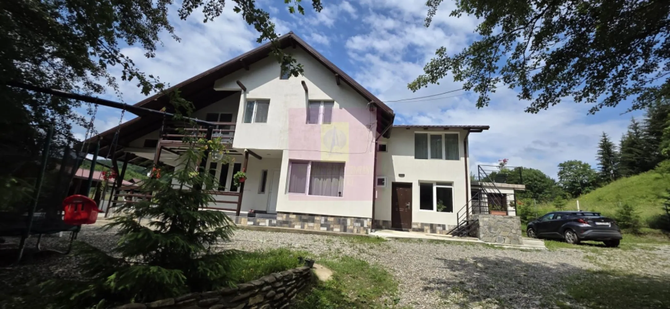Vila din padure in Valea Doftanei - Vilă de vânzare în mijlocul naturii – Proprietate unică, amplasată în pădure, lângă un pârâu de munte

Agenția Imobiliară Mervani vă propune spre vânzare o proprietate deosebită, situată într-un cadru natural spectaculos, în mijlocul pădurii, chiar lângă un pârâu cu apă rece de munte. Liniștea, aerul curat și peisajele deosebite transformă această vilă într-un loc ideal pentru relaxare, locuire permanentă sau dezvoltarea unei afaceri turistice.

Construită în anul 2020, vila este amplasată pe un teren cu suprafața de 1.267 mp și are o suprafață construită de 136 mp, o amprentă la sol de 94 mp, o terasă de 30 mp și un balcon de 5 mp.

Imobilul are fundație din beton, structură din lemn, pereți din BCA, acoperiș din țiglă metalică, tâmplărie PVC cu geam termopan și finisaje clasice. Vila este izolată termic cu polistiren de 10 cm și se vinde complet mobilată și utilată, fiind pregătită pentru utilizare imediată.
Compartimentare
Parter

 Terasă
 Living
 Dormitor cu baie proprie
 Grup sanitar
 Bucătărie complet utilată
 Sală de mese
 Cameră tehnică

Etaj

 Patru dormitoare, fiecare cu baie proprie
 Un dormitor beneficiază de balcon
 Un dormitor beneficiază de terasă

În total, proprietatea dispune de 5 dormitoare, fiecare având baie proprie, ceea ce o face ideală pentru exploatarea în regim turistic.
Dotări și utilități

 Centrală termică pe peleți
 Apă caldă asigurată prin trei boilere electrice
 Sistem fotovoltaic cu baterii de 5,5 kW
 Puț propriu cu pompă submersibilă
 Fosă septică
 Alimentare cu energie electrică din rețeaua publică
 Internet și televiziune prin cablu
 Aragaz alimentat cu butelie
 Bucătărie complet utilată cu frigider, chiuvetă și veselă

Facilități exterioare

Curtea este amenajată pentru relaxare și petrecerea timpului în aer liber, oferind numeroase spații destinate confortului și agrementului:

 Terasă
 Foișor cu zonă de luat masa și grătar
 Al doilea foișor amplasat lângă lac și pârâu
 Ciubăr încălzit cu lemne, amplasat în mijlocul naturii
 Pirostrie pentru gătit în aer liber
 Spațiu destinat focului de tabără
 Parcare proprie
 Leagăne, trambulină și tobogan pentru copii

Sunetul permanent al pârâului, răcoarea oferită de pădure și peisajul natural creează o atmosferă rar întâlnită, perfectă pentru relaxare și deconectare.
Zonă și activități

Proprietatea este amplasată într-o zonă ideală pentru iubitorii de natură și activități în aer liber. În apropiere pot fi organizate:

 Drumeții prin pădure
 Plimbări cu ATV-ul
 Activități recreative în natură
 Relaxare într-un cadru natural deosebit

O investiție gata de exploatare

Vila este inclusă în circuitul turistic și reprezintă o oportunitate excelentă pentru investitori, având un potențial de venit de aproximativ 20.000 euro pe an. Compartimentarea eficientă, cele cinci dormitoare cu băi proprii și facilitățile oferite o recomandă atât pentru închiriere integrală, cât și pentru cazarea