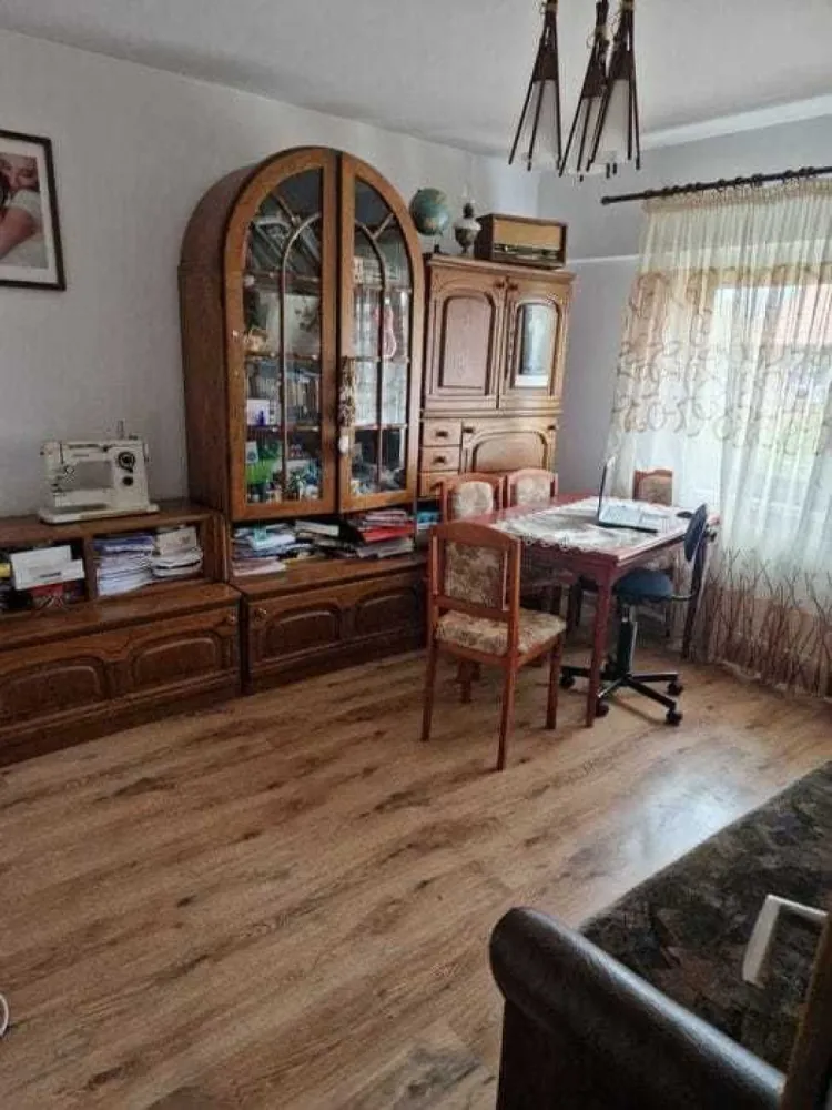BRASADAS vinde ap 3 cam etaj 4/4 in Carpati 2. - Agentia Imobiliara BRASADAS vinde apartament cu 3 camere la etajul 4 din 4 in cartierul Carpati 2.
Apartamentul este decomandat, cu pardoseli din lemn si gresie plus 2 balcoane mari. 
Dispune de beci la subsolul blocului cu posibilitatea de a achizitiona loc de parcare privata in fata scarii.
Acoperisul este renovat recent (tigla si lemnaria schimbata) si scara dispune de sistem de securitate cu interfon.
www.brasadas.com.