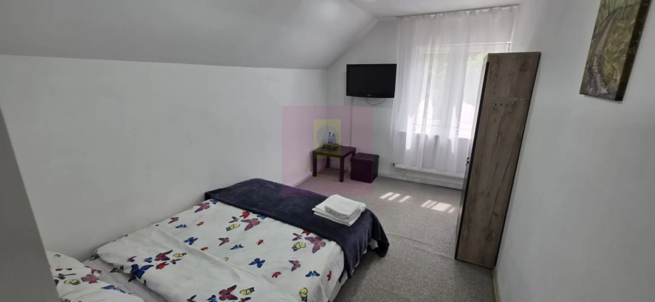 Vila din padure in Valea Doftanei - Vilă de vânzare în mijlocul naturii – Proprietate unică, amplasată în pădure, lângă un pârâu de munte

Agenția Imobiliară Mervani vă propune spre vânzare o proprietate deosebită, situată într-un cadru natural spectaculos, în mijlocul pădurii, chiar lângă un pârâu cu apă rece de munte. Liniștea, aerul curat și peisajele deosebite transformă această vilă într-un loc ideal pentru relaxare, locuire permanentă sau dezvoltarea unei afaceri turistice.

Construită în anul 2020, vila este amplasată pe un teren cu suprafața de 1.267 mp și are o suprafață construită de 136 mp, o amprentă la sol de 94 mp, o terasă de 30 mp și un balcon de 5 mp.

Imobilul are fundație din beton, structură din lemn, pereți din BCA, acoperiș din țiglă metalică, tâmplărie PVC cu geam termopan și finisaje clasice. Vila este izolată termic cu polistiren de 10 cm și se vinde complet mobilată și utilată, fiind pregătită pentru utilizare imediată.
Compartimentare
Parter

 Terasă
 Living
 Dormitor cu baie proprie
 Grup sanitar
 Bucătărie complet utilată
 Sală de mese
 Cameră tehnică

Etaj

 Patru dormitoare, fiecare cu baie proprie
 Un dormitor beneficiază de balcon
 Un dormitor beneficiază de terasă

În total, proprietatea dispune de 5 dormitoare, fiecare având baie proprie, ceea ce o face ideală pentru exploatarea în regim turistic.
Dotări și utilități

 Centrală termică pe peleți
 Apă caldă asigurată prin trei boilere electrice
 Sistem fotovoltaic cu baterii de 5,5 kW
 Puț propriu cu pompă submersibilă
 Fosă septică
 Alimentare cu energie electrică din rețeaua publică
 Internet și televiziune prin cablu
 Aragaz alimentat cu butelie
 Bucătărie complet utilată cu frigider, chiuvetă și veselă

Facilități exterioare

Curtea este amenajată pentru relaxare și petrecerea timpului în aer liber, oferind numeroase spații destinate confortului și agrementului:

 Terasă
 Foișor cu zonă de luat masa și grătar
 Al doilea foișor amplasat lângă lac și pârâu
 Ciubăr încălzit cu lemne, amplasat în mijlocul naturii
 Pirostrie pentru gătit în aer liber
 Spațiu destinat focului de tabără
 Parcare proprie
 Leagăne, trambulină și tobogan pentru copii

Sunetul permanent al pârâului, răcoarea oferită de pădure și peisajul natural creează o atmosferă rar întâlnită, perfectă pentru relaxare și deconectare.
Zonă și activități

Proprietatea este amplasată într-o zonă ideală pentru iubitorii de natură și activități în aer liber. În apropiere pot fi organizate:

 Drumeții prin pădure
 Plimbări cu ATV-ul
 Activități recreative în natură
 Relaxare într-un cadru natural deosebit

O investiție gata de exploatare

Vila este inclusă în circuitul turistic și reprezintă o oportunitate excelentă pentru investitori, având un potențial de venit de aproximativ 20.000 euro pe an. Compartimentarea eficientă, cele cinci dormitoare cu băi proprii și facilitățile oferite o recomandă atât pentru închiriere integrală, cât și pentru cazarea