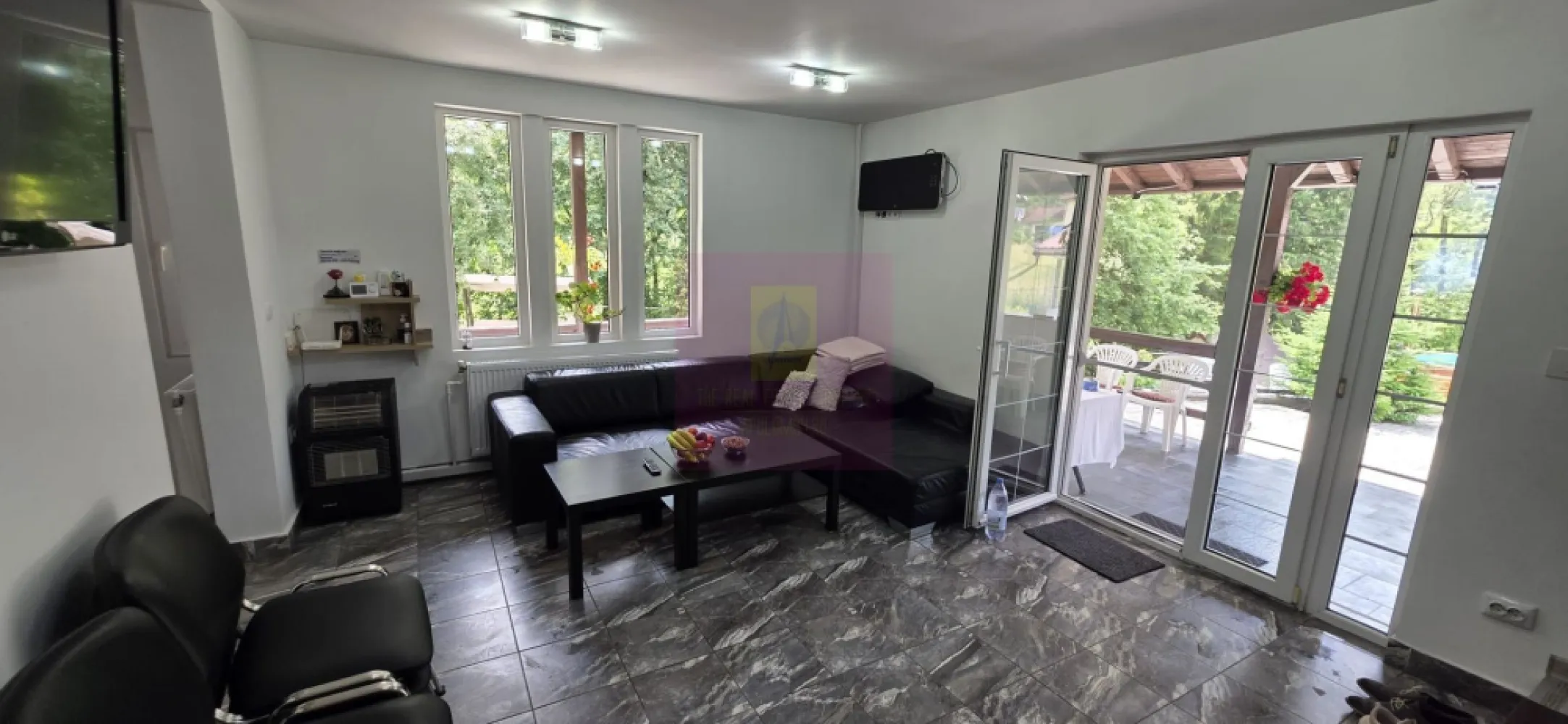 Vila din padure in Valea Doftanei - Vilă de vânzare în mijlocul naturii – Proprietate unică, amplasată în pădure, lângă un pârâu de munte

Agenția Imobiliară Mervani vă propune spre vânzare o proprietate deosebită, situată într-un cadru natural spectaculos, în mijlocul pădurii, chiar lângă un pârâu cu apă rece de munte. Liniștea, aerul curat și peisajele deosebite transformă această vilă într-un loc ideal pentru relaxare, locuire permanentă sau dezvoltarea unei afaceri turistice.

Construită în anul 2020, vila este amplasată pe un teren cu suprafața de 1.267 mp și are o suprafață construită de 136 mp, o amprentă la sol de 94 mp, o terasă de 30 mp și un balcon de 5 mp.

Imobilul are fundație din beton, structură din lemn, pereți din BCA, acoperiș din țiglă metalică, tâmplărie PVC cu geam termopan și finisaje clasice. Vila este izolată termic cu polistiren de 10 cm și se vinde complet mobilată și utilată, fiind pregătită pentru utilizare imediată.
Compartimentare
Parter

 Terasă
 Living
 Dormitor cu baie proprie
 Grup sanitar
 Bucătărie complet utilată
 Sală de mese
 Cameră tehnică

Etaj

 Patru dormitoare, fiecare cu baie proprie
 Un dormitor beneficiază de balcon
 Un dormitor beneficiază de terasă

În total, proprietatea dispune de 5 dormitoare, fiecare având baie proprie, ceea ce o face ideală pentru exploatarea în regim turistic.
Dotări și utilități

 Centrală termică pe peleți
 Apă caldă asigurată prin trei boilere electrice
 Sistem fotovoltaic cu baterii de 5,5 kW
 Puț propriu cu pompă submersibilă
 Fosă septică
 Alimentare cu energie electrică din rețeaua publică
 Internet și televiziune prin cablu
 Aragaz alimentat cu butelie
 Bucătărie complet utilată cu frigider, chiuvetă și veselă

Facilități exterioare

Curtea este amenajată pentru relaxare și petrecerea timpului în aer liber, oferind numeroase spații destinate confortului și agrementului:

 Terasă
 Foișor cu zonă de luat masa și grătar
 Al doilea foișor amplasat lângă lac și pârâu
 Ciubăr încălzit cu lemne, amplasat în mijlocul naturii
 Pirostrie pentru gătit în aer liber
 Spațiu destinat focului de tabără
 Parcare proprie
 Leagăne, trambulină și tobogan pentru copii

Sunetul permanent al pârâului, răcoarea oferită de pădure și peisajul natural creează o atmosferă rar întâlnită, perfectă pentru relaxare și deconectare.
Zonă și activități

Proprietatea este amplasată într-o zonă ideală pentru iubitorii de natură și activități în aer liber. În apropiere pot fi organizate:

 Drumeții prin pădure
 Plimbări cu ATV-ul
 Activități recreative în natură
 Relaxare într-un cadru natural deosebit

O investiție gata de exploatare

Vila este inclusă în circuitul turistic și reprezintă o oportunitate excelentă pentru investitori, având un potențial de venit de aproximativ 20.000 euro pe an. Compartimentarea eficientă, cele cinci dormitoare cu băi proprii și facilitățile oferite o recomandă atât pentru închiriere integrală, cât și pentru cazarea