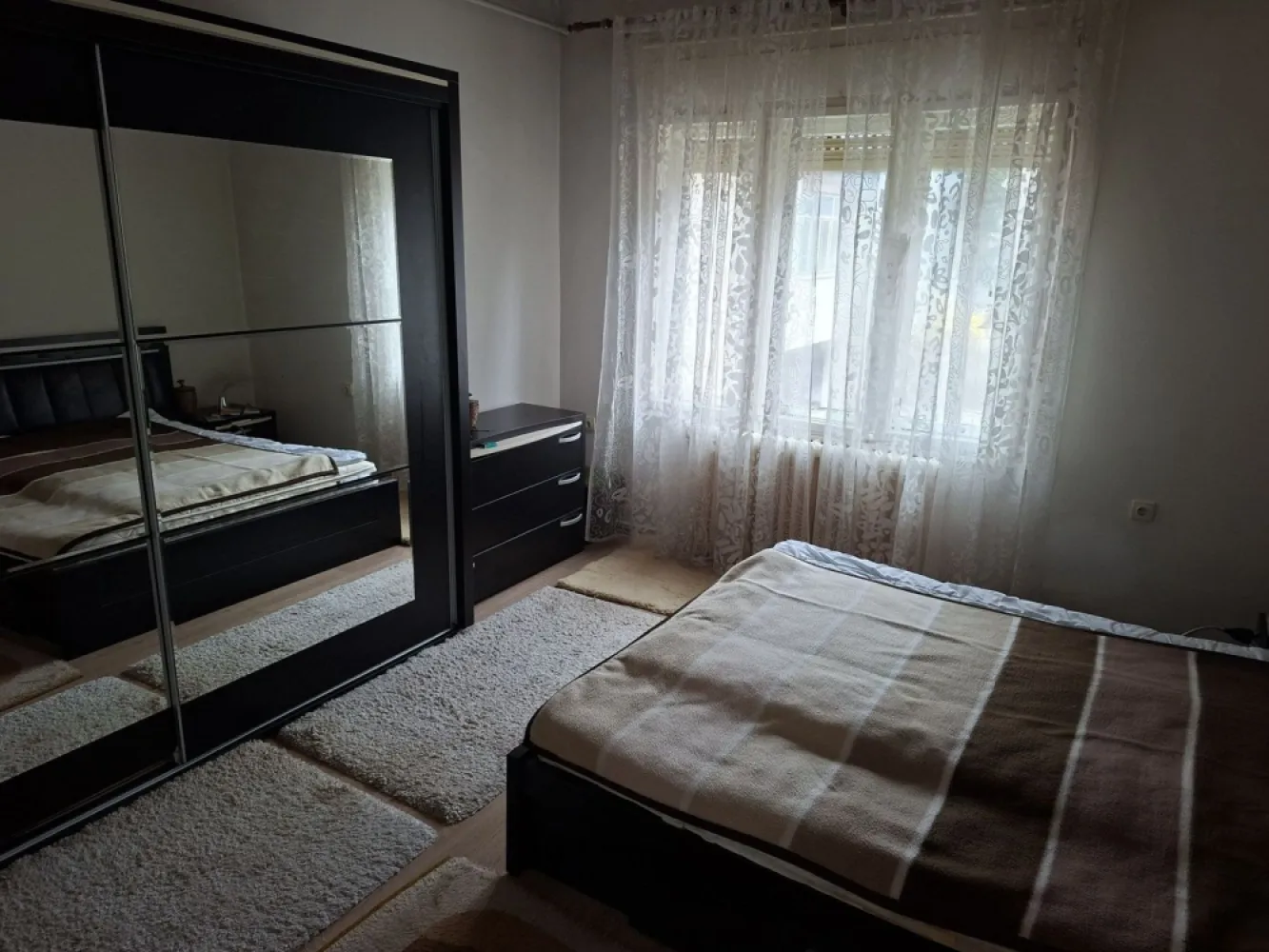 BRASADAS vinde apartament cu 3 camere la etaj in casă - Agentia Imobiliara BRASADAS vinde apartament central cu 3 camere, la etajul 1 la casă cu intrare separata, lângă Piața Mare 
Curte, beci, pod,balcon.
www.brasadas.com.