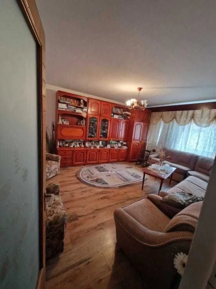 BRASADAS vinde ap 3 cam etaj 4/4 in Carpati 2. - Agentia Imobiliara BRASADAS vinde apartament cu 3 camere la etajul 4 din 4 in cartierul Carpati 2.
Apartamentul este decomandat, cu pardoseli din lemn si gresie plus 2 balcoane mari. 
Dispune de beci la subsolul blocului cu posibilitatea de a achizitiona loc de parcare privata in fata scarii.
Acoperisul este renovat recent (tigla si lemnaria schimbata) si scara dispune de sistem de securitate cu interfon.
www.brasadas.com.