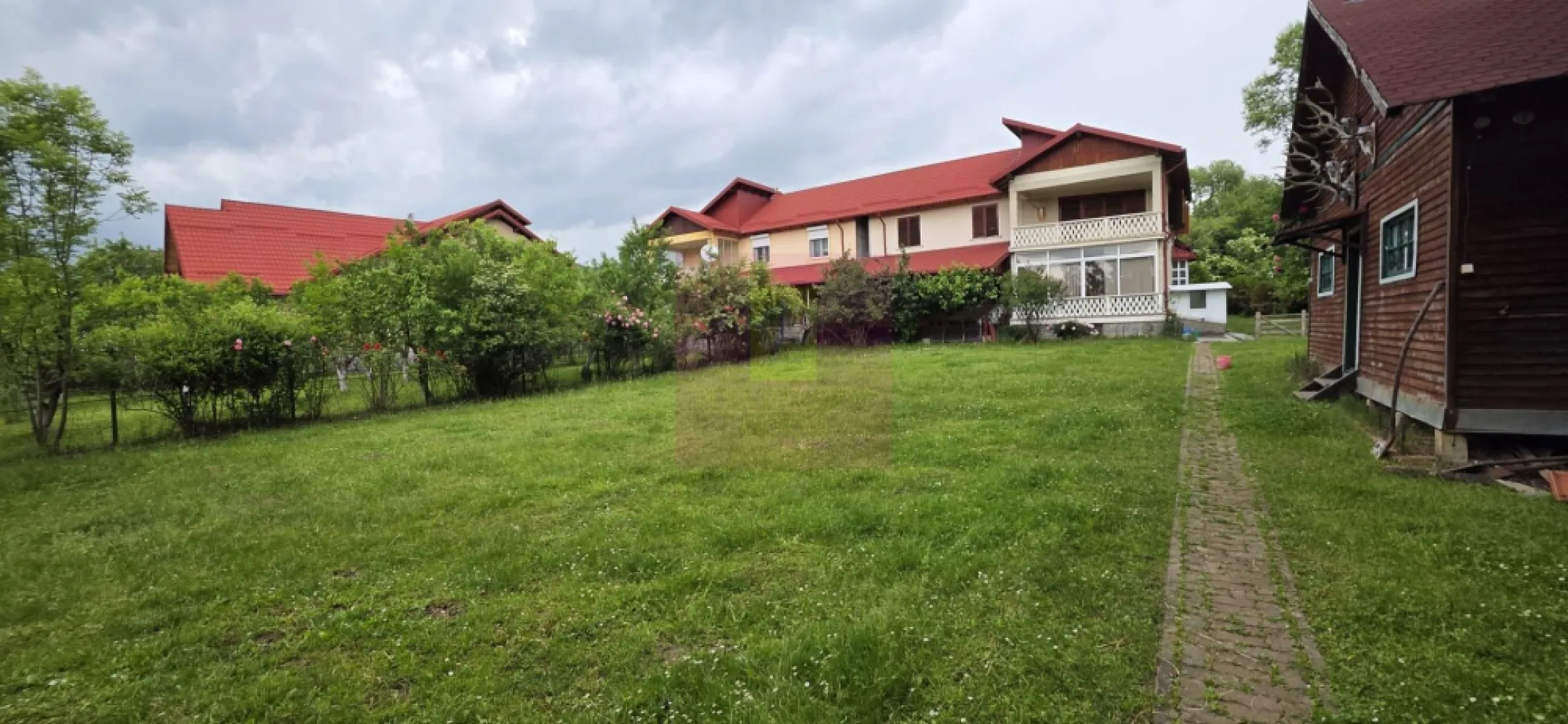 Vila de vanzare cu 6 camere si teren de 1000 mp in Cornu, Prahova - Vilă de vânzare în Cornu, Prahova – Eleganță, spațiu și confort într-o zonă deosebită

Agenția Imobiliară Mervani vă invită să descoperiți o proprietate amplasată în zona centrală a localității Cornu, una dintre cele mai apreciate destinații rezidențiale din județul Prahova, recunoscută pentru liniște, aerul curat și peisajele sale.

Vila, construită în anul 1992, este amplasată pe un teren de 1.000 mp și are o suprafață construită de 234 mp, fiind concepută pentru a oferi confort, funcționalitate și durabilitate.

Construcția beneficiază de o structură solidă, realizată din fundații, stâlpi și grinzi din beton armat, pereți din cărămidă și planșee din beton între toate nivelurile, elemente care oferă rezistență și siguranță în exploatare.

Compartimentarea este practică și răspunde nevoilor unei familii numeroase.

Demisol

 pivniță;
 cameră tehnică pentru centrala termică pe gaz.

Parter

 terasă acoperită;
 hol;
 living;
 bucătărie;
 dormitor;
 birou;
 baie;
 grup sanitar;
 scară interioară din beton.

Etaj

 hol;
 living cu balcon;
 trei dormitoare;
 baie.

Pod

 spațiu destinat depozitării.

La parter, tâmplăria exterioară este din PVC cu geam termopan, iar la etaj este realizată din lemn. Tâmplăria interioară este integral din lemn, iar finisajele includ pardoseli din gresie și parchet din lemn, creând o atmosferă caldă și primitoare.

Proprietatea este racordată la toate utilitățile:

 apă;
 canalizare;
 gaz natural;
 energie electrică;
 internet;
 CATV.

Terenul de 1.000 mp oferă spațiu generos pentru amenajarea unei grădini, a unei zone de relaxare sau a unui foișor, fiind locul ideal pentru petrecerea timpului în aer liber.

Prin poziționarea sa excelentă, compartimentarea generoasă și construcția solidă, această proprietate reprezintă o alegere inspirată atât pentru locuire permanentă, cât și ca reședință de vacanță, într-una dintre cele mai căutate localități de pe Valea Prahovei.

Pentru informații suplimentare și programarea unei vizionări, vă invităm să contactați Agenția Imobiliară Mervani la 0729 935 536.