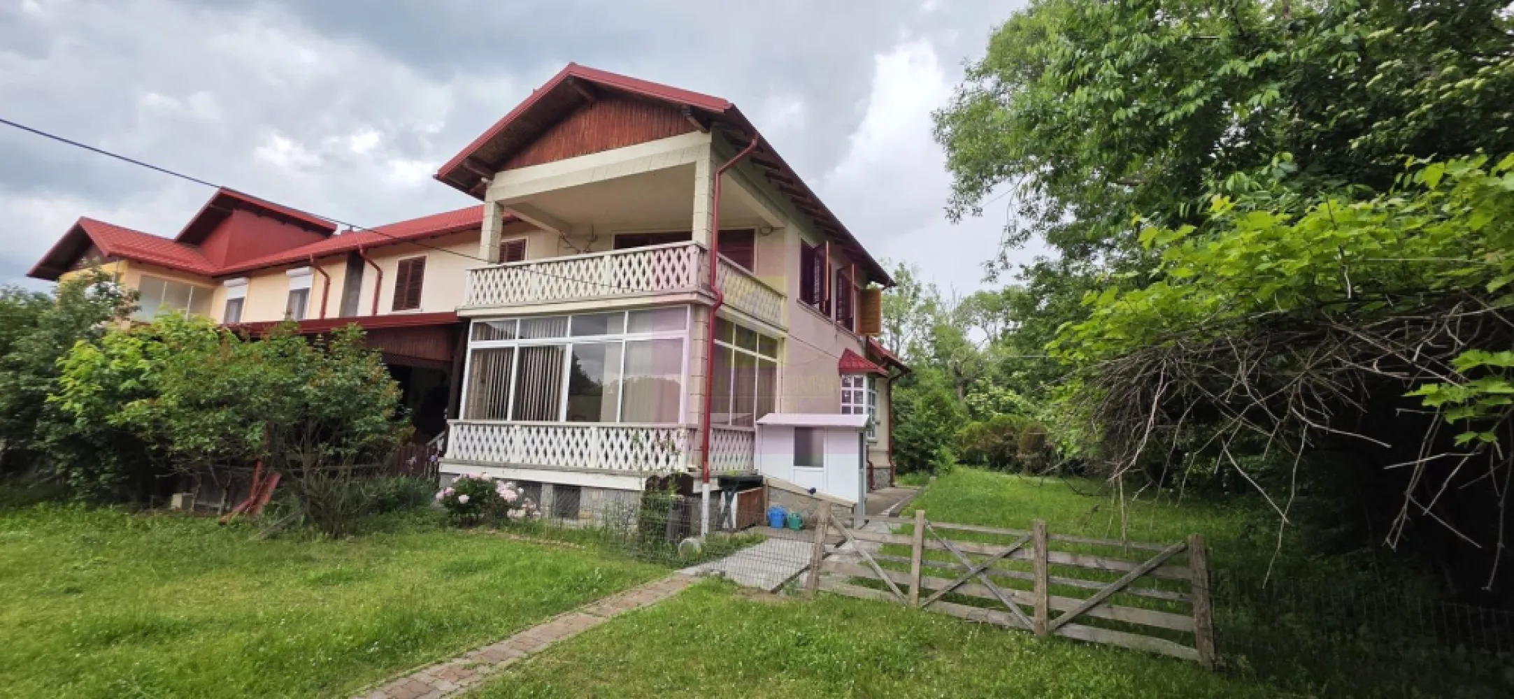Vila de vanzare cu 6 camere si teren de 1000 mp in Cornu, Prahova - Vilă de vânzare în Cornu, Prahova – Eleganță, spațiu și confort într-o zonă deosebită

Agenția Imobiliară Mervani vă invită să descoperiți o proprietate amplasată în zona centrală a localității Cornu, una dintre cele mai apreciate destinații rezidențiale din județul Prahova, recunoscută pentru liniște, aerul curat și peisajele sale.

Vila, construită în anul 1992, este amplasată pe un teren de 1.000 mp și are o suprafață construită de 234 mp, fiind concepută pentru a oferi confort, funcționalitate și durabilitate.

Construcția beneficiază de o structură solidă, realizată din fundații, stâlpi și grinzi din beton armat, pereți din cărămidă și planșee din beton între toate nivelurile, elemente care oferă rezistență și siguranță în exploatare.

Compartimentarea este practică și răspunde nevoilor unei familii numeroase.

Demisol

 pivniță;
 cameră tehnică pentru centrala termică pe gaz.

Parter

 terasă acoperită;
 hol;
 living;
 bucătărie;
 dormitor;
 birou;
 baie;
 grup sanitar;
 scară interioară din beton.

Etaj

 hol;
 living cu balcon;
 trei dormitoare;
 baie.

Pod

 spațiu destinat depozitării.

La parter, tâmplăria exterioară este din PVC cu geam termopan, iar la etaj este realizată din lemn. Tâmplăria interioară este integral din lemn, iar finisajele includ pardoseli din gresie și parchet din lemn, creând o atmosferă caldă și primitoare.

Proprietatea este racordată la toate utilitățile:

 apă;
 canalizare;
 gaz natural;
 energie electrică;
 internet;
 CATV.

Terenul de 1.000 mp oferă spațiu generos pentru amenajarea unei grădini, a unei zone de relaxare sau a unui foișor, fiind locul ideal pentru petrecerea timpului în aer liber.

Prin poziționarea sa excelentă, compartimentarea generoasă și construcția solidă, această proprietate reprezintă o alegere inspirată atât pentru locuire permanentă, cât și ca reședință de vacanță, într-una dintre cele mai căutate localități de pe Valea Prahovei.

Pentru informații suplimentare și programarea unei vizionări, vă invităm să contactați Agenția Imobiliară Mervani la 0729 935 536.