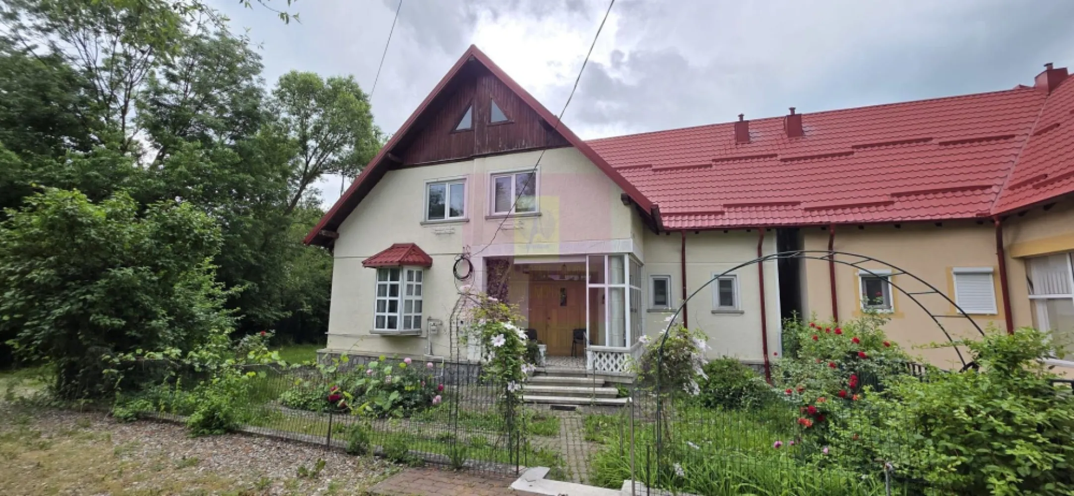Vila de vanzare cu 6 camere si teren de 1000 mp in Cornu, Prahova - Vilă de vânzare în Cornu, Prahova – Eleganță, spațiu și confort într-o zonă deosebită

Agenția Imobiliară Mervani vă invită să descoperiți o proprietate amplasată în zona centrală a localității Cornu, una dintre cele mai apreciate destinații rezidențiale din județul Prahova, recunoscută pentru liniște, aerul curat și peisajele sale.

Vila, construită în anul 1992, este amplasată pe un teren de 1.000 mp și are o suprafață construită de 234 mp, fiind concepută pentru a oferi confort, funcționalitate și durabilitate.

Construcția beneficiază de o structură solidă, realizată din fundații, stâlpi și grinzi din beton armat, pereți din cărămidă și planșee din beton între toate nivelurile, elemente care oferă rezistență și siguranță în exploatare.

Compartimentarea este practică și răspunde nevoilor unei familii numeroase.

Demisol

 pivniță;
 cameră tehnică pentru centrala termică pe gaz.

Parter

 terasă acoperită;
 hol;
 living;
 bucătărie;
 dormitor;
 birou;
 baie;
 grup sanitar;
 scară interioară din beton.

Etaj

 hol;
 living cu balcon;
 trei dormitoare;
 baie.

Pod

 spațiu destinat depozitării.

La parter, tâmplăria exterioară este din PVC cu geam termopan, iar la etaj este realizată din lemn. Tâmplăria interioară este integral din lemn, iar finisajele includ pardoseli din gresie și parchet din lemn, creând o atmosferă caldă și primitoare.

Proprietatea este racordată la toate utilitățile:

 apă;
 canalizare;
 gaz natural;
 energie electrică;
 internet;
 CATV.

Terenul de 1.000 mp oferă spațiu generos pentru amenajarea unei grădini, a unei zone de relaxare sau a unui foișor, fiind locul ideal pentru petrecerea timpului în aer liber.

Prin poziționarea sa excelentă, compartimentarea generoasă și construcția solidă, această proprietate reprezintă o alegere inspirată atât pentru locuire permanentă, cât și ca reședință de vacanță, într-una dintre cele mai căutate localități de pe Valea Prahovei.

Pentru informații suplimentare și programarea unei vizionări, vă invităm să contactați Agenția Imobiliară Mervani la 0729 935 536.