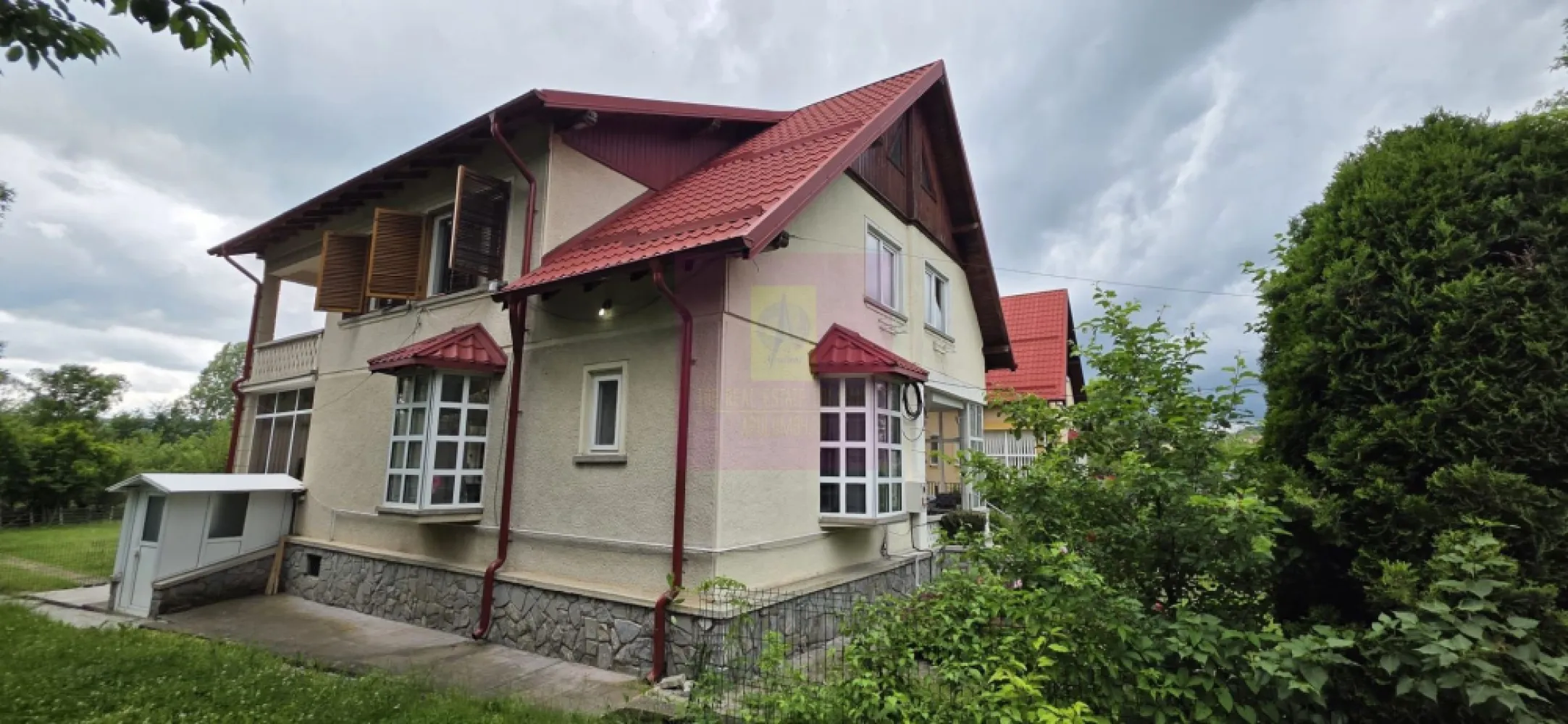 Vila de vanzare cu 6 camere si teren de 1000 mp in Cornu, Prahova - Vilă de vânzare în Cornu, Prahova – Eleganță, spațiu și confort într-o zonă deosebită

Agenția Imobiliară Mervani vă invită să descoperiți o proprietate amplasată în zona centrală a localității Cornu, una dintre cele mai apreciate destinații rezidențiale din județul Prahova, recunoscută pentru liniște, aerul curat și peisajele sale.

Vila, construită în anul 1992, este amplasată pe un teren de 1.000 mp și are o suprafață construită de 234 mp, fiind concepută pentru a oferi confort, funcționalitate și durabilitate.

Construcția beneficiază de o structură solidă, realizată din fundații, stâlpi și grinzi din beton armat, pereți din cărămidă și planșee din beton între toate nivelurile, elemente care oferă rezistență și siguranță în exploatare.

Compartimentarea este practică și răspunde nevoilor unei familii numeroase.

Demisol

 pivniță;
 cameră tehnică pentru centrala termică pe gaz.

Parter

 terasă acoperită;
 hol;
 living;
 bucătărie;
 dormitor;
 birou;
 baie;
 grup sanitar;
 scară interioară din beton.

Etaj

 hol;
 living cu balcon;
 trei dormitoare;
 baie.

Pod

 spațiu destinat depozitării.

La parter, tâmplăria exterioară este din PVC cu geam termopan, iar la etaj este realizată din lemn. Tâmplăria interioară este integral din lemn, iar finisajele includ pardoseli din gresie și parchet din lemn, creând o atmosferă caldă și primitoare.

Proprietatea este racordată la toate utilitățile:

 apă;
 canalizare;
 gaz natural;
 energie electrică;
 internet;
 CATV.

Terenul de 1.000 mp oferă spațiu generos pentru amenajarea unei grădini, a unei zone de relaxare sau a unui foișor, fiind locul ideal pentru petrecerea timpului în aer liber.

Prin poziționarea sa excelentă, compartimentarea generoasă și construcția solidă, această proprietate reprezintă o alegere inspirată atât pentru locuire permanentă, cât și ca reședință de vacanță, într-una dintre cele mai căutate localități de pe Valea Prahovei.

Pentru informații suplimentare și programarea unei vizionări, vă invităm să contactați Agenția Imobiliară Mervani la 0729 935 536.