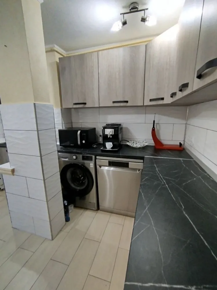 BRASADAS vinde ap 3 cam Carpați 2 etaj 1/4. - Agentia Imobiliara BRASADAS vinde apartament cu trei camere in Carpați 2 etaj 1/4 DECOMANDAT cu suprafata utila de 75 mp. cu doua dormitoare si living spațios, bucătărie mare, o baie cu cadă si 3 balcoane (unul interior – perfect pentru depozitare)

Scara a fost recent renovată și acoperișul schimbat. Vecinii sunt extraordinari.

 Locație super bună și liniștită :
– la ~10 min de mers pe jos de școala Octavian Goga și grădiniță, parcuri
-la câteva minute de stația de autobuz
– magazine alimentare în apropiere
– sală de fitness – tot ce ai nevoie, aproape

Se vinde mobilat și utilat (mai puțin masa și TV-ul din living + aparatul de cafea)
Electrocasnicele (mașină de spălat vase/ haine etc.) au fost folosite o perioadă scurtă de timp.

 Apartamentul nu mai este locuit, vânzarea poate fi imediată.

 www.brasadas.com.