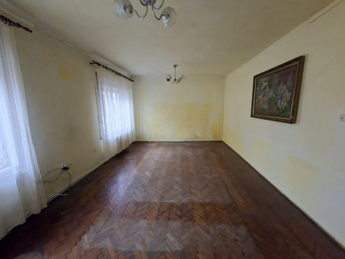 BRASADAS vinde apartament cu 3 camere la etaj in casă - Agentia Imobiliara BRASADAS vinde apartament central cu 3 camere, la etajul 1 la casă cu intrare separata, lângă Piața Mare 
Curte, beci, pod,balcon.
www.brasadas.com.