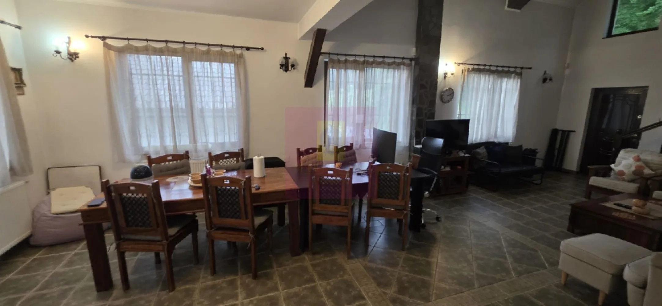 Vila in Sinaia cu parau in curte si view superb - Vilă deosebită de vânzare în Sinaia – pârâu cu apă de munte în curte și panoramă spectaculoasă către Munții Baiului

Există proprietăți frumoase și există proprietăți cu adevărat speciale. Această vilă, construită în anul 2008, face parte din cea de-a doua categorie, oferind un cadru rar întâlnit în Sinaia: un pârâu cu apă limpede de munte care traversează curtea, transformând fiecare zi într-o experiență de relaxare în mijlocul naturii.

Amplasată pe un teren de 500 mp, într-o zonă liniștită, cu acces pe drum asfaltat, proprietatea se bucură de o priveliște superbă către Munții Baiului, oferind intimitate, liniște și aer curat.

Vila este construită pe structură din beton armat, cu zidărie din cărămidă, izolată termic cu termosistem, acoperită cu țiglă metalică și dotată cu tâmplărie PVC cu geam termopan, fiind realizată pentru confort și durabilitate.

În partea din spate a proprietății se află o grădină verde și intimă, amenajată cu spațiu pentru grătar, un mic foișor și o terasă ideală pentru petrecerea timpului în aer liber. Elementul care face această proprietate cu adevărat unică este însă pârâul cu apă de munte care traversează curtea, oferind un decor natural spectaculos și o atmosferă de vacanță pe tot parcursul anului.
Date tehnice

 Teren: 500 mp
 Suprafață construită desfășurată: 240 mp
 Suprafață utilă: 190 mp
 Amprentă la sol: 120 mp
 Regim de înălțime: Demisol + Parter + Etaj + Pod

Compartimentare

Demisol

 Cameră de depozitare
 Cameră tehnică (centrală termică și spațiu pentru mașina de spălat)
 Acces separat pentru fiecare încăpere

Parter

 Living spațios cu zonă generoasă de relaxare
 Dormitor
 Bucătărie
 Hol
 Baie
 Acces către terasa din spatele vilei
 Casa scării

Etaj

 3 dormitoare
 2 dormitoare cu balcon
 Baie

Proprietatea dispune de două terase, una în partea din față și una în partea din spate, fiecare oferind un spațiu perfect pentru relaxare și admirarea peisajului montan.
Parcare în curte pentru 2 autoturisme.

Vila se vinde complet mobilată și utilată, fiind pregătită pentru mutare imediată sau pentru exploatare în regim turistic.
Utilități

 Curent electric
 Gaz natural
 Apă
 Canalizare
 Internet
 Cablu TV

Dacă vă doriți o locuință care să ofere mai mult decât confort – un loc unde sunetul apei de munte, grădina intimă și panorama către Munții Baiului creează o atmosferă unică – această proprietate reprezintă una dintre cele mai interesante oportunități din Sinaia.

MERVANI IMOBILIARE
0729 935 536