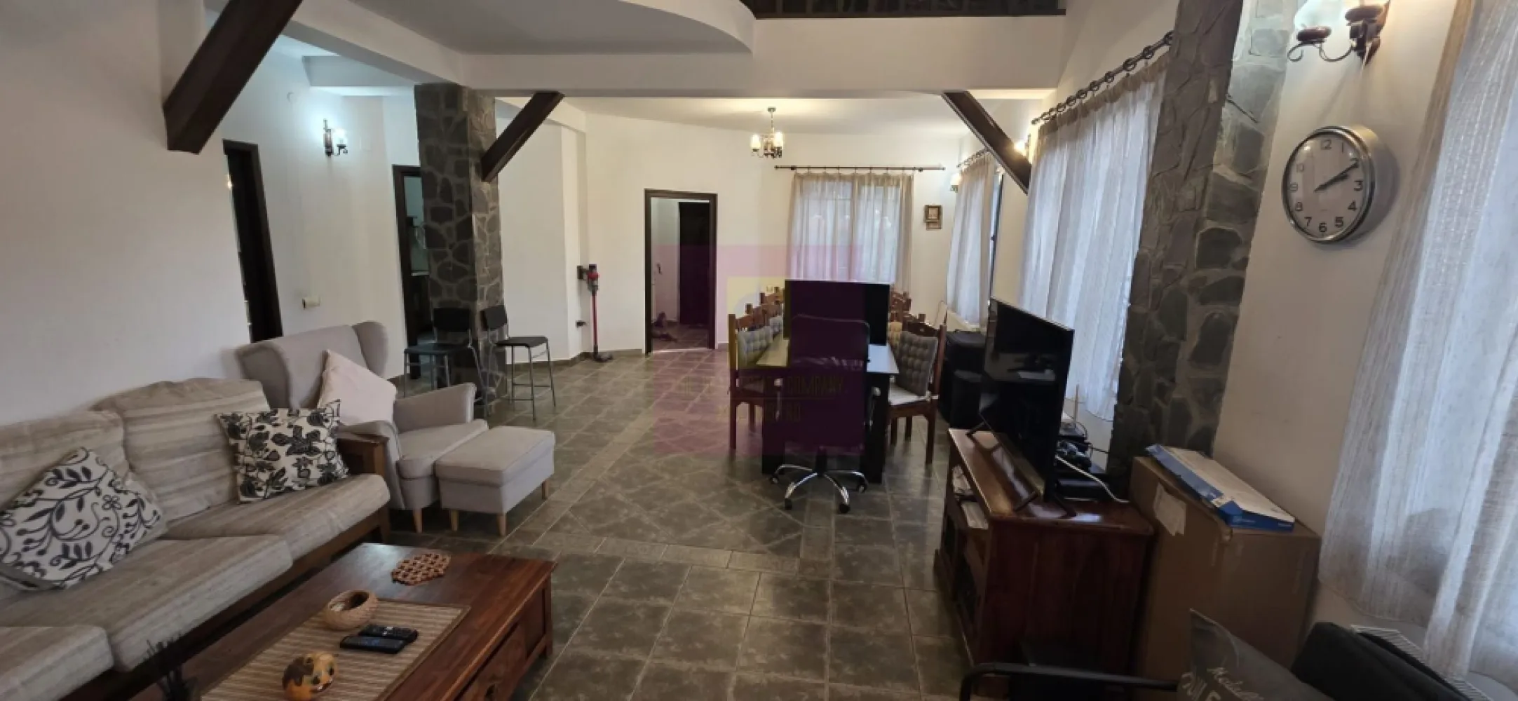Vila in Sinaia cu parau in curte si view superb - Vilă deosebită de vânzare în Sinaia – pârâu cu apă de munte în curte și panoramă spectaculoasă către Munții Baiului

Există proprietăți frumoase și există proprietăți cu adevărat speciale. Această vilă, construită în anul 2008, face parte din cea de-a doua categorie, oferind un cadru rar întâlnit în Sinaia: un pârâu cu apă limpede de munte care traversează curtea, transformând fiecare zi într-o experiență de relaxare în mijlocul naturii.

Amplasată pe un teren de 500 mp, într-o zonă liniștită, cu acces pe drum asfaltat, proprietatea se bucură de o priveliște superbă către Munții Baiului, oferind intimitate, liniște și aer curat.

Vila este construită pe structură din beton armat, cu zidărie din cărămidă, izolată termic cu termosistem, acoperită cu țiglă metalică și dotată cu tâmplărie PVC cu geam termopan, fiind realizată pentru confort și durabilitate.

În partea din spate a proprietății se află o grădină verde și intimă, amenajată cu spațiu pentru grătar, un mic foișor și o terasă ideală pentru petrecerea timpului în aer liber. Elementul care face această proprietate cu adevărat unică este însă pârâul cu apă de munte care traversează curtea, oferind un decor natural spectaculos și o atmosferă de vacanță pe tot parcursul anului.
Date tehnice

 Teren: 500 mp
 Suprafață construită desfășurată: 240 mp
 Suprafață utilă: 190 mp
 Amprentă la sol: 120 mp
 Regim de înălțime: Demisol + Parter + Etaj + Pod

Compartimentare

Demisol

 Cameră de depozitare
 Cameră tehnică (centrală termică și spațiu pentru mașina de spălat)
 Acces separat pentru fiecare încăpere

Parter

 Living spațios cu zonă generoasă de relaxare
 Dormitor
 Bucătărie
 Hol
 Baie
 Acces către terasa din spatele vilei
 Casa scării

Etaj

 3 dormitoare
 2 dormitoare cu balcon
 Baie

Proprietatea dispune de două terase, una în partea din față și una în partea din spate, fiecare oferind un spațiu perfect pentru relaxare și admirarea peisajului montan.
Parcare în curte pentru 2 autoturisme.

Vila se vinde complet mobilată și utilată, fiind pregătită pentru mutare imediată sau pentru exploatare în regim turistic.
Utilități

 Curent electric
 Gaz natural
 Apă
 Canalizare
 Internet
 Cablu TV

Dacă vă doriți o locuință care să ofere mai mult decât confort – un loc unde sunetul apei de munte, grădina intimă și panorama către Munții Baiului creează o atmosferă unică – această proprietate reprezintă una dintre cele mai interesante oportunități din Sinaia.

MERVANI IMOBILIARE
0729 935 536