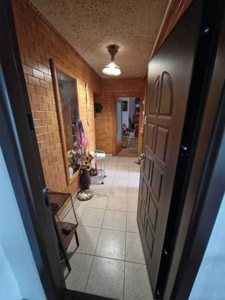 BRASADAS vinde ap 3 cam etaj 4/4 in Carpati 2. - Agentia Imobiliara BRASADAS vinde apartament cu 3 camere la etajul 4 din 4 in cartierul Carpati 2.
Apartamentul este decomandat, cu pardoseli din lemn si gresie plus 2 balcoane mari. 
Dispune de beci la subsolul blocului cu posibilitatea de a achizitiona loc de parcare privata in fata scarii.
Acoperisul este renovat recent (tigla si lemnaria schimbata) si scara dispune de sistem de securitate cu interfon.
www.brasadas.com.