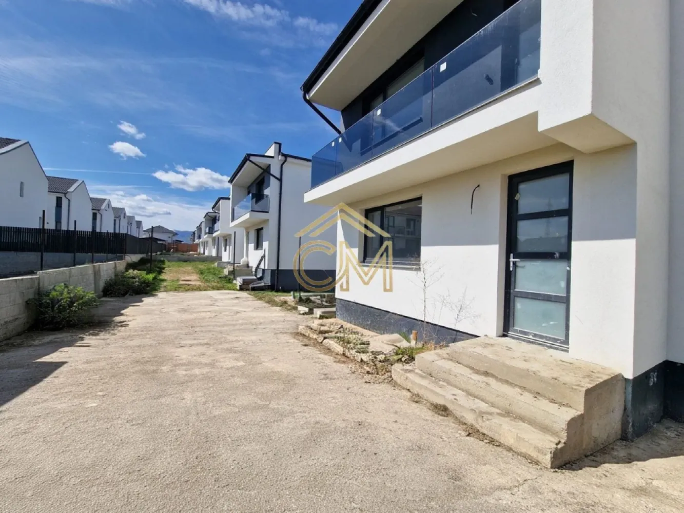 Quadruplex 4 Camere / 82MPU / Terasa / 170MP Curte - Va propunem spre vanzare o vila moderna de tip quadruplex, cu 4 camere, avand o suprafata utila de 82 mp si o curte libera proprie de 170 mp. Proprietatea este conceputa pentru a oferi confort, functionalitate si intimitate, fiind situata intr-o zona rezidentiala de interes.

Caracteristici principale:

Tip imobil: Casa insiruita (tip Quadruplex)

Suprafata utila: 82 mp

Suprafata totala teren: 230 mp

Curte libera: 170 mp (ideala pentru amenajarea unei terase sau a unui spatiu de recreere)

Stadiu predare: La alb (ofera cumparatorului posibilitatea de a personaliza interiorul prin alegerea finisajelor: gresie, faianta, parchet si usi)

Numar camere: 3

Numar bai: 2

Compartimentare si dispunere pe niveluri:

PARTER – Zona de zi, spatioasa si luminoasa:

Living generos cu acces direct catre curtea privata

Bucatarie (individuala sau open-space, in functie de proiect)

Baie de serviciu

Hol de acces

Debara (spatiu extrem de util pentru depozitare sau pantofar)

ETAJ – Zona de noapte, optimizata pentru odihna si depozitare:

2 Dormitoare cu luminoasa naturala excelenta

Baie principala, spatioasa

Hol

Spatiu suplimentar pentru depozitare

Balcon cu acces din dormitor

Avantajele acestei proprietati:

Eficienta energetica: Structura de tip quadruplex asigura o izolatie termica superioara si costuri reduse de intretinere.

Libertate in design: Predarea la alb elimina compromisurile legate de finisaje, permitandu-va sa va puneti amprenta asupra designului interior.

Functionalitate maxima: Compartimentarea include spatii dedicate pentru depozitare atat la parter, cat si la etaj, un avantaj major fata de standardul constructiilor noi.

Curte privata de 60 mp: Suprafata ideala pentru a va bucura de aer liber alaturi de familie, fara a necesita un efort mare de intretinere.

Pentru detalii suplimentare, consultarea schitelor sau programarea unei vizionari, va stam la dispozitie la numarul de telefon: 0732258587