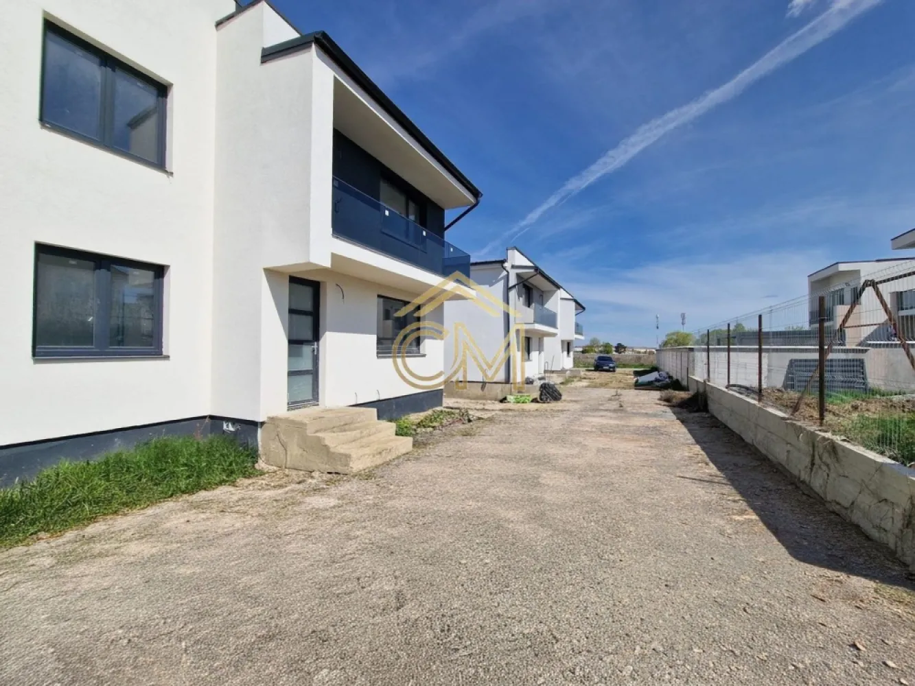 Quadruplex 4 Camere / 82MPU / Terasa / 170MP Curte - Va propunem spre vanzare o vila moderna de tip quadruplex, cu 4 camere, avand o suprafata utila de 82 mp si o curte libera proprie de 170 mp. Proprietatea este conceputa pentru a oferi confort, functionalitate si intimitate, fiind situata intr-o zona rezidentiala de interes.

Caracteristici principale:

Tip imobil: Casa insiruita (tip Quadruplex)

Suprafata utila: 82 mp

Suprafata totala teren: 230 mp

Curte libera: 170 mp (ideala pentru amenajarea unei terase sau a unui spatiu de recreere)

Stadiu predare: La alb (ofera cumparatorului posibilitatea de a personaliza interiorul prin alegerea finisajelor: gresie, faianta, parchet si usi)

Numar camere: 3

Numar bai: 2

Compartimentare si dispunere pe niveluri:

PARTER – Zona de zi, spatioasa si luminoasa:

Living generos cu acces direct catre curtea privata

Bucatarie (individuala sau open-space, in functie de proiect)

Baie de serviciu

Hol de acces

Debara (spatiu extrem de util pentru depozitare sau pantofar)

ETAJ – Zona de noapte, optimizata pentru odihna si depozitare:

2 Dormitoare cu luminoasa naturala excelenta

Baie principala, spatioasa

Hol

Spatiu suplimentar pentru depozitare

Balcon cu acces din dormitor

Avantajele acestei proprietati:

Eficienta energetica: Structura de tip quadruplex asigura o izolatie termica superioara si costuri reduse de intretinere.

Libertate in design: Predarea la alb elimina compromisurile legate de finisaje, permitandu-va sa va puneti amprenta asupra designului interior.

Functionalitate maxima: Compartimentarea include spatii dedicate pentru depozitare atat la parter, cat si la etaj, un avantaj major fata de standardul constructiilor noi.

Curte privata de 60 mp: Suprafata ideala pentru a va bucura de aer liber alaturi de familie, fara a necesita un efort mare de intretinere.

Pentru detalii suplimentare, consultarea schitelor sau programarea unei vizionari, va stam la dispozitie la numarul de telefon: 0732258587