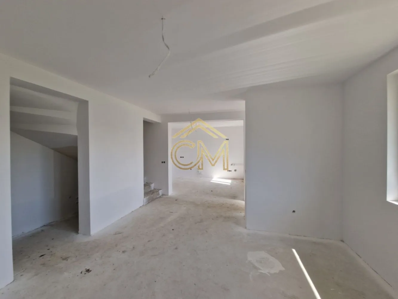 Quadruplex 4 Camere / 82MPU / Terasa / 170MP Curte - Va propunem spre vanzare o vila moderna de tip quadruplex, cu 4 camere, avand o suprafata utila de 82 mp si o curte libera proprie de 170 mp. Proprietatea este conceputa pentru a oferi confort, functionalitate si intimitate, fiind situata intr-o zona rezidentiala de interes.

Caracteristici principale:

Tip imobil: Casa insiruita (tip Quadruplex)

Suprafata utila: 82 mp

Suprafata totala teren: 230 mp

Curte libera: 170 mp (ideala pentru amenajarea unei terase sau a unui spatiu de recreere)

Stadiu predare: La alb (ofera cumparatorului posibilitatea de a personaliza interiorul prin alegerea finisajelor: gresie, faianta, parchet si usi)

Numar camere: 3

Numar bai: 2

Compartimentare si dispunere pe niveluri:

PARTER – Zona de zi, spatioasa si luminoasa:

Living generos cu acces direct catre curtea privata

Bucatarie (individuala sau open-space, in functie de proiect)

Baie de serviciu

Hol de acces

Debara (spatiu extrem de util pentru depozitare sau pantofar)

ETAJ – Zona de noapte, optimizata pentru odihna si depozitare:

2 Dormitoare cu luminoasa naturala excelenta

Baie principala, spatioasa

Hol

Spatiu suplimentar pentru depozitare

Balcon cu acces din dormitor

Avantajele acestei proprietati:

Eficienta energetica: Structura de tip quadruplex asigura o izolatie termica superioara si costuri reduse de intretinere.

Libertate in design: Predarea la alb elimina compromisurile legate de finisaje, permitandu-va sa va puneti amprenta asupra designului interior.

Functionalitate maxima: Compartimentarea include spatii dedicate pentru depozitare atat la parter, cat si la etaj, un avantaj major fata de standardul constructiilor noi.

Curte privata de 60 mp: Suprafata ideala pentru a va bucura de aer liber alaturi de familie, fara a necesita un efort mare de intretinere.

Pentru detalii suplimentare, consultarea schitelor sau programarea unei vizionari, va stam la dispozitie la numarul de telefon: 0732258587