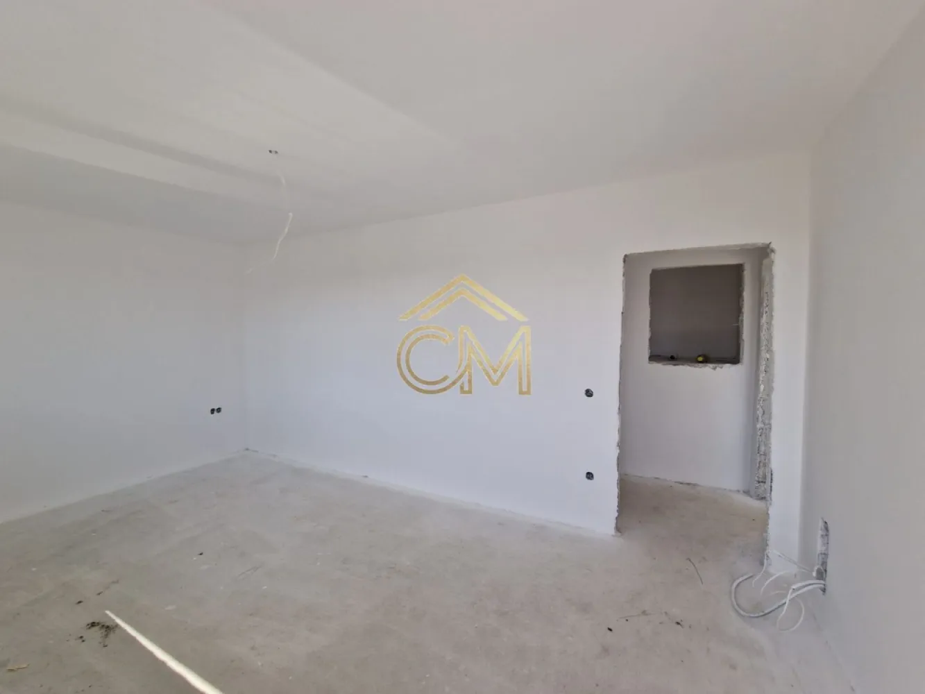 Quadruplex 4 Camere / 82MPU / Terasa / 170MP Curte - Va propunem spre vanzare o vila moderna de tip quadruplex, cu 4 camere, avand o suprafata utila de 82 mp si o curte libera proprie de 170 mp. Proprietatea este conceputa pentru a oferi confort, functionalitate si intimitate, fiind situata intr-o zona rezidentiala de interes.

Caracteristici principale:

Tip imobil: Casa insiruita (tip Quadruplex)

Suprafata utila: 82 mp

Suprafata totala teren: 230 mp

Curte libera: 170 mp (ideala pentru amenajarea unei terase sau a unui spatiu de recreere)

Stadiu predare: La alb (ofera cumparatorului posibilitatea de a personaliza interiorul prin alegerea finisajelor: gresie, faianta, parchet si usi)

Numar camere: 3

Numar bai: 2

Compartimentare si dispunere pe niveluri:

PARTER – Zona de zi, spatioasa si luminoasa:

Living generos cu acces direct catre curtea privata

Bucatarie (individuala sau open-space, in functie de proiect)

Baie de serviciu

Hol de acces

Debara (spatiu extrem de util pentru depozitare sau pantofar)

ETAJ – Zona de noapte, optimizata pentru odihna si depozitare:

2 Dormitoare cu luminoasa naturala excelenta

Baie principala, spatioasa

Hol

Spatiu suplimentar pentru depozitare

Balcon cu acces din dormitor

Avantajele acestei proprietati:

Eficienta energetica: Structura de tip quadruplex asigura o izolatie termica superioara si costuri reduse de intretinere.

Libertate in design: Predarea la alb elimina compromisurile legate de finisaje, permitandu-va sa va puneti amprenta asupra designului interior.

Functionalitate maxima: Compartimentarea include spatii dedicate pentru depozitare atat la parter, cat si la etaj, un avantaj major fata de standardul constructiilor noi.

Curte privata de 60 mp: Suprafata ideala pentru a va bucura de aer liber alaturi de familie, fara a necesita un efort mare de intretinere.

Pentru detalii suplimentare, consultarea schitelor sau programarea unei vizionari, va stam la dispozitie la numarul de telefon: 0732258587