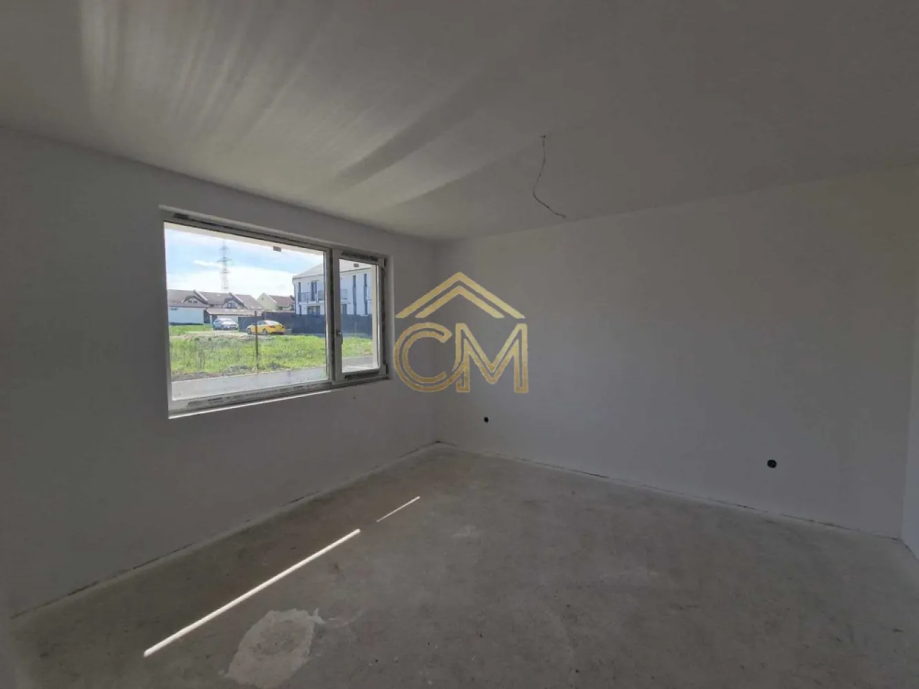 Quadruplex 4 Camere / 82MPU / Terasa / 170MP Curte - Va propunem spre vanzare o vila moderna de tip quadruplex, cu 4 camere, avand o suprafata utila de 82 mp si o curte libera proprie de 170 mp. Proprietatea este conceputa pentru a oferi confort, functionalitate si intimitate, fiind situata intr-o zona rezidentiala de interes.

Caracteristici principale:

Tip imobil: Casa insiruita (tip Quadruplex)

Suprafata utila: 82 mp

Suprafata totala teren: 230 mp

Curte libera: 170 mp (ideala pentru amenajarea unei terase sau a unui spatiu de recreere)

Stadiu predare: La alb (ofera cumparatorului posibilitatea de a personaliza interiorul prin alegerea finisajelor: gresie, faianta, parchet si usi)

Numar camere: 3

Numar bai: 2

Compartimentare si dispunere pe niveluri:

PARTER – Zona de zi, spatioasa si luminoasa:

Living generos cu acces direct catre curtea privata

Bucatarie (individuala sau open-space, in functie de proiect)

Baie de serviciu

Hol de acces

Debara (spatiu extrem de util pentru depozitare sau pantofar)

ETAJ – Zona de noapte, optimizata pentru odihna si depozitare:

2 Dormitoare cu luminoasa naturala excelenta

Baie principala, spatioasa

Hol

Spatiu suplimentar pentru depozitare

Balcon cu acces din dormitor

Avantajele acestei proprietati:

Eficienta energetica: Structura de tip quadruplex asigura o izolatie termica superioara si costuri reduse de intretinere.

Libertate in design: Predarea la alb elimina compromisurile legate de finisaje, permitandu-va sa va puneti amprenta asupra designului interior.

Functionalitate maxima: Compartimentarea include spatii dedicate pentru depozitare atat la parter, cat si la etaj, un avantaj major fata de standardul constructiilor noi.

Curte privata de 60 mp: Suprafata ideala pentru a va bucura de aer liber alaturi de familie, fara a necesita un efort mare de intretinere.

Pentru detalii suplimentare, consultarea schitelor sau programarea unei vizionari, va stam la dispozitie la numarul de telefon: 0732258587