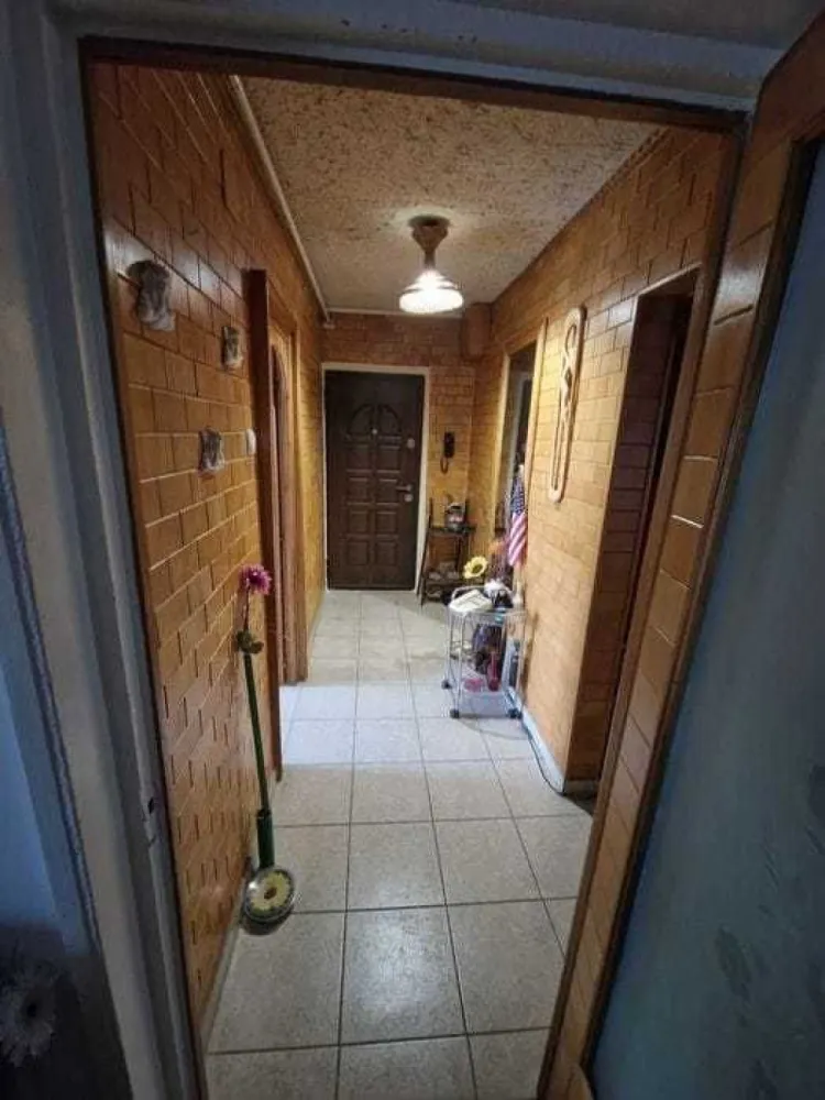 BRASADAS vinde ap 3 cam etaj 4/4 in Carpati 2. - Agentia Imobiliara BRASADAS vinde apartament cu 3 camere la etajul 4 din 4 in cartierul Carpati 2.
Apartamentul este decomandat, cu pardoseli din lemn si gresie plus 2 balcoane mari. 
Dispune de beci la subsolul blocului cu posibilitatea de a achizitiona loc de parcare privata in fata scarii.
Acoperisul este renovat recent (tigla si lemnaria schimbata) si scara dispune de sistem de securitate cu interfon.
www.brasadas.com.