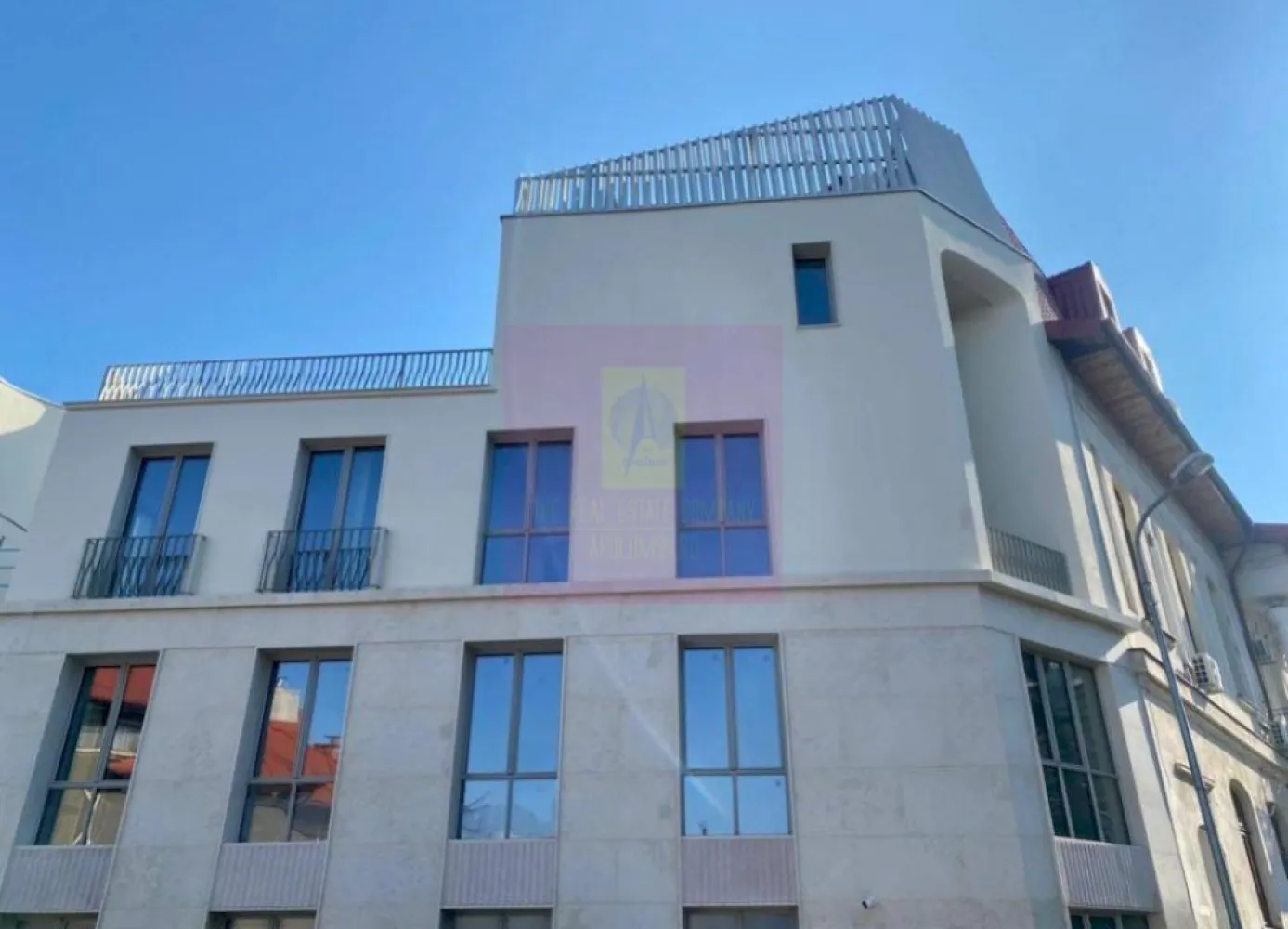 Apartament in imobil boutique, Cartierul Armenesc, Sector 2 - Apartament cu 2 camere, 83 mp utili, situat pe strada Licurg, în Cartierul Armenesc, într-un imobil boutique nou, finalizat în 2024, cu doar 11 apartamente.
Este o proprietate pentru cine caută mai mult decât o adresă centrală. Imobilul are o comunitate restrânsă, discretă, cu rezidenți de profil bun, iar atmosfera generală este calmă, privată și elegantă.

Apartamentul este decomandat, bine proporționat și luminos, cu o suprafață rar întâlnită pentru un apartament cu 2 camere în zona centrală. 
Localizarea este unul dintre avantajele clare: Cartierul Armenesc, aproape de Piața Rosetti, Universitate, Grădina Icoanei, restaurante, cafenele și zone culturale. Ai centrul aproape, dar fără expunerea și zgomotul unui bulevard principal.

Avantaje:

- 83 mp utili
- 96 mp construiți
- 2 camere, decomandat
- imobil boutique finalizat în 2024
- doar 11 apartamente în clădire
- Cartierul Armenesc, zona protejata
- zonă centrală, discretă și bine cotată
- comunitate restrânsă, cu profil select
- parcare subterană disponibilă
- potrivit pentru locuire pe termen lung

Pentru detalii și programarea unei vizionări, mă puteți contacta direct.

Proiectul include o selecție diversă de apartamente cu 3 și 4 camere , caracterizate prin ferestre ample si terase spatioase.
EXTERIOR:

Rame din aluminiu:

Barieră termică ALIPLAST, culoare bej RAL 7044
Fixare mecanică pe cadru de oțel 30 x 30 mm
Geamuri triple:

Compoziție generală: Sticlă 6 mm 4S, distanțier 16 mm WE, sticlă float 4 mm, sticlă low E 6 mm
Parter spre stradă: Sticlă temperată KN 166 ESG 6 mm, distanțier 16 mm WE, sticlă float 4 mm, sticlă laminată low E 4.4.1 mm
Valoare U totală: 1,05 pentru rame și ferestre din aluminiu
PEISAGISTICĂ:

Design exterior:

Alee de intrare cu plăci ceramice
Drum de acces la subsol asfaltat
Mobilier urban pe platforme de beton, cu zone de flori integrate
Spații verzi:

Pe plăci de beton: Ghivece de plante (adâncime 50-70 cm), arbuști și gazon la rampa de intrare
Pe sol natural: Plantații de arbori și arbuști, gazon, pentru uz exclusiv apartamentelor 1 și 2
INTERIOR:

Pereți cu vopsea multistrat:

Trei straturi de vopsea albă lavabilă pe plăci de gips tencuite
Bază din bloc ceramic de 30 cm grosime