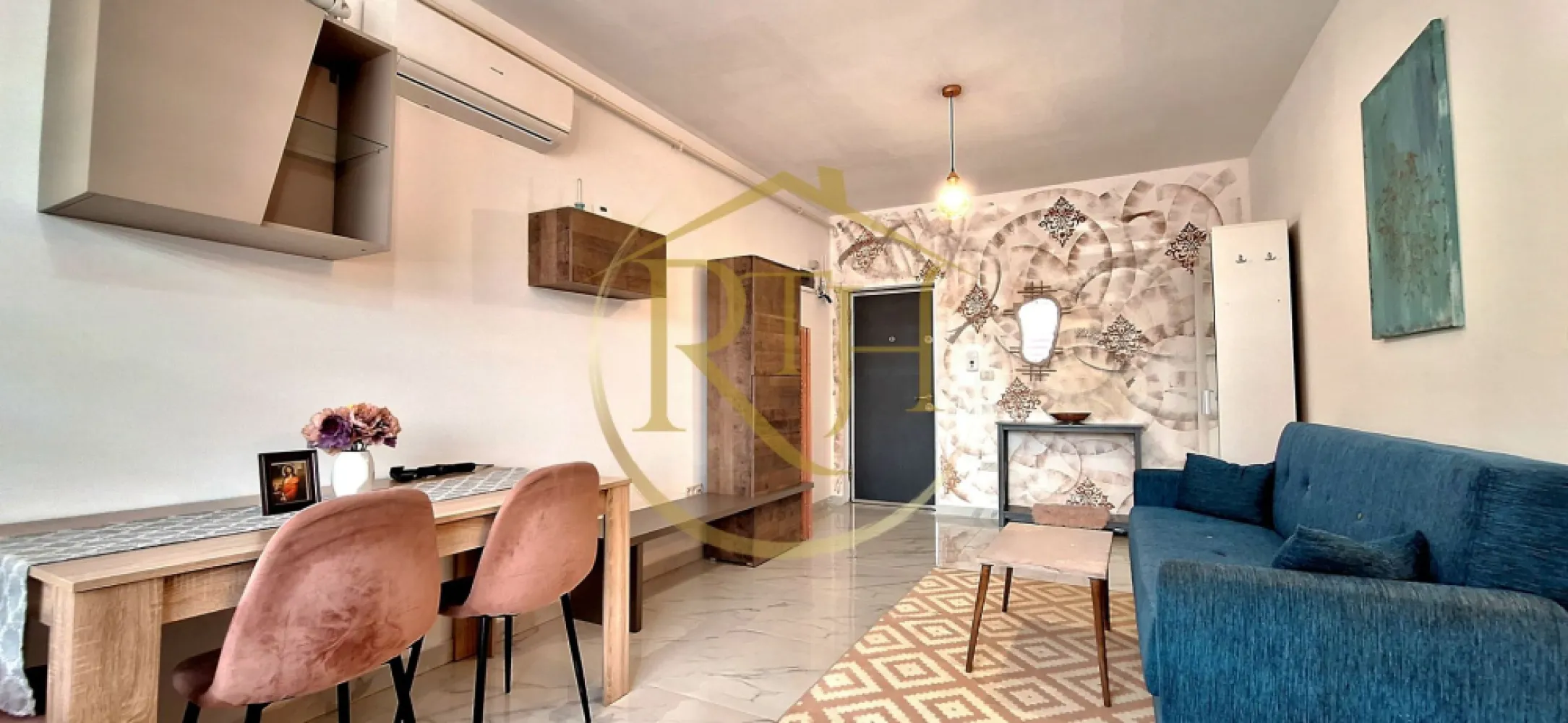 Apartament 2 camere modern, Braytim-Giroc, parcare inclusă, 0% Comision - Vă prezentăm spre vânzare un apartament deosebit cu 2 camere, model open-space, amenajat cu mult bun gust și atenție la detalii, situat la parterul unui imobil din cartierul Florilor, în zona Braytim–Giroc, pe strada Petalei. Amplasarea este excelentă, în apropiere de Muzeul Apei, strada Musicescu și Calea Urseni, cu acces rapid către Continental Buziașului, aflat la doar aproximativ 10 minute.

Apartamentul are o suprafață utilă de 43 mp și este compartimentat eficient într-un living luminos cu bucătărie open-space, un hol de trecere către dormitorul matrimonial și o baie spațioasă. Încă de la primul pas, locuința impresionează prin atmosfera caldă și primitoare, creată prin finisajele moderne, mobilierul ales cu grijă și numeroasele elemente decorative realizate manual. Unicitatea acestui apartament este dată de picturile executate manual pe pereți, care transformă fiecare încăpere într-un spațiu cu personalitate și stil.
Proprietatea se vinde complet mobilată și utilată, exact așa cum este prezentată în fotografii și în materialul video, fiind pregătită pentru mutare imediată. Este dotată cu mașină de spălat rufe, frigider, aragaz pe gaz, cuptor electric și aparat de aer condiționat. Baia beneficiază de lumină naturală datorită ferestrei, este amenajată modern și dispune de duș walk-in și bideu. Suprafețele vitrate generoase oferă un plus de lumină naturală și contribuie la senzația de spațiu și confort.
Confortul termic este asigurat de centrala termică proprie în condensare, încălzirea în pardoseală și aparatul de aer condiționat, oferind un ambient plăcut în orice anotimp. În plus, apartamentul beneficiază de un loc de parcare înscris în Cartea Funciară, inclus în prețul de vânzare.

Această proprietate reprezintă alegerea ideală atât pentru cei care își doresc o locuință modernă și gata de mutare, cât și pentru cei care caută o investiție într-o zonă aflată în continuă dezvoltare, cu acces rapid către oraș și toate facilitățile importante.
Vizionare online: https://youtu.be/O1Q69KkosWA?is=V_QX82yAa6uFNirK
Preț: 89.800 euro, foarte ușor negociabil. 0% comision pentru cumpărător.
Proprietate reprezentată de RealTimHouse.ro – Un pas spre un loc doar al tău.
