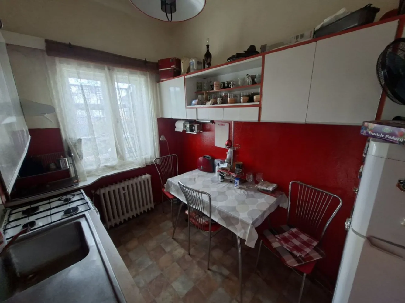 BRASADAS vinde apartament cu 3 camere la etaj in casă - Agentia Imobiliara BRASADAS vinde apartament central cu 3 camere, la etajul 1 la casă cu intrare separata, lângă Piața Mare 
Curte, beci, pod,balcon.
www.brasadas.com.