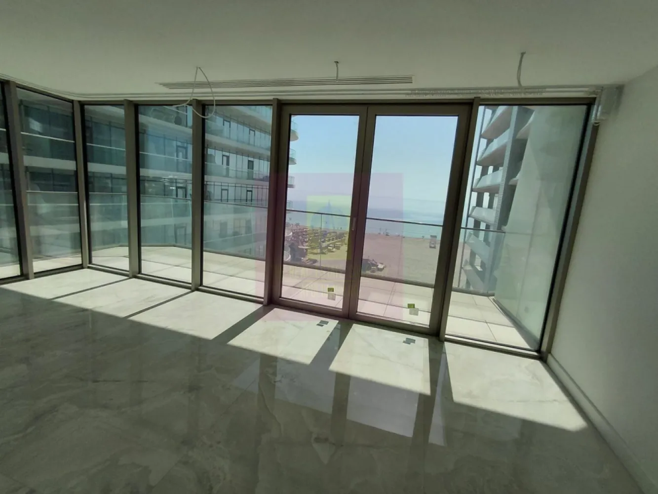 Apartament de lux 3 camere 2024, in Mamaia Nord-vedere la Marea Neagra - Va oferim spre vanzare apartamente de 3 camere cu vedere la Marea Neagra in Mamaia Nord, intr-un bloc nou 2024, P+12 la cheie ultralux, blocul fiind terminat si finisat, pregatit gata de locuit.
Incalzirea fiecarui apartament se face cu Pompa de Caldura la curent, incalzire in pardoseala, aeroconvectoare pentru climatizare, este prevazut cu 3 grupuri sanitare cu cabine de dus. Bucataria este open in living.
Scara blocului are doua lifturi moderne si o intrare imperiala cu candelabre superbe.
Suplimentar locuri de parcare la mezanin si etajul I.
Blocul are piscina exterioara si doua sali de fitness gratuite pentru rezidentii blocului. 
La intrarea in complex este bariera cu telecomanda.
Pretul este purtator de TVA si se calculeaza la suprafata construita.
Pentru detalii suplimentare si vizionari contactati agentul Dona Camelia 0733683461.
