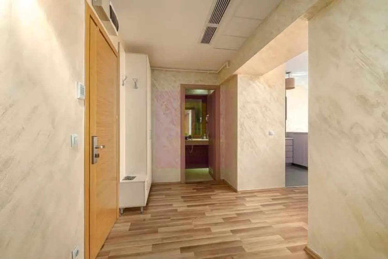 Inchiriere apartament 3 camere Rin Residence - Agentia Imobiliara Apulum 94, va oferea spre inchiriere
Apartament cu 3 camere, la etajul 10, in Complexul Rin Residence.
Locuinta se ofera mobilata modern si utilata la bucatarie cu electrocasnice necesare folosintei.
Incalzirea este prin ventilatie, oferind caldura iarna si aer conditionat vara.
Complexul este unul deosebit cu paza permanenta si supraveghere video.
Se poate inchiria si loc de parcare.
In apropierea blocului se afla Complexul Comercial Cocos, magazine de bricolaj si restaurante.
Zona este bine conectata la mijloacele de transport STB si metrou.
In apropriere se afla si institutii de invatamant, scoli si universitati.
Daca vrei sa locuiesti intr-o zona moderna cu toate facilitatile la indemana te asteptam la vizionare.
Pretul chiriei este de 750 euro pe luna.