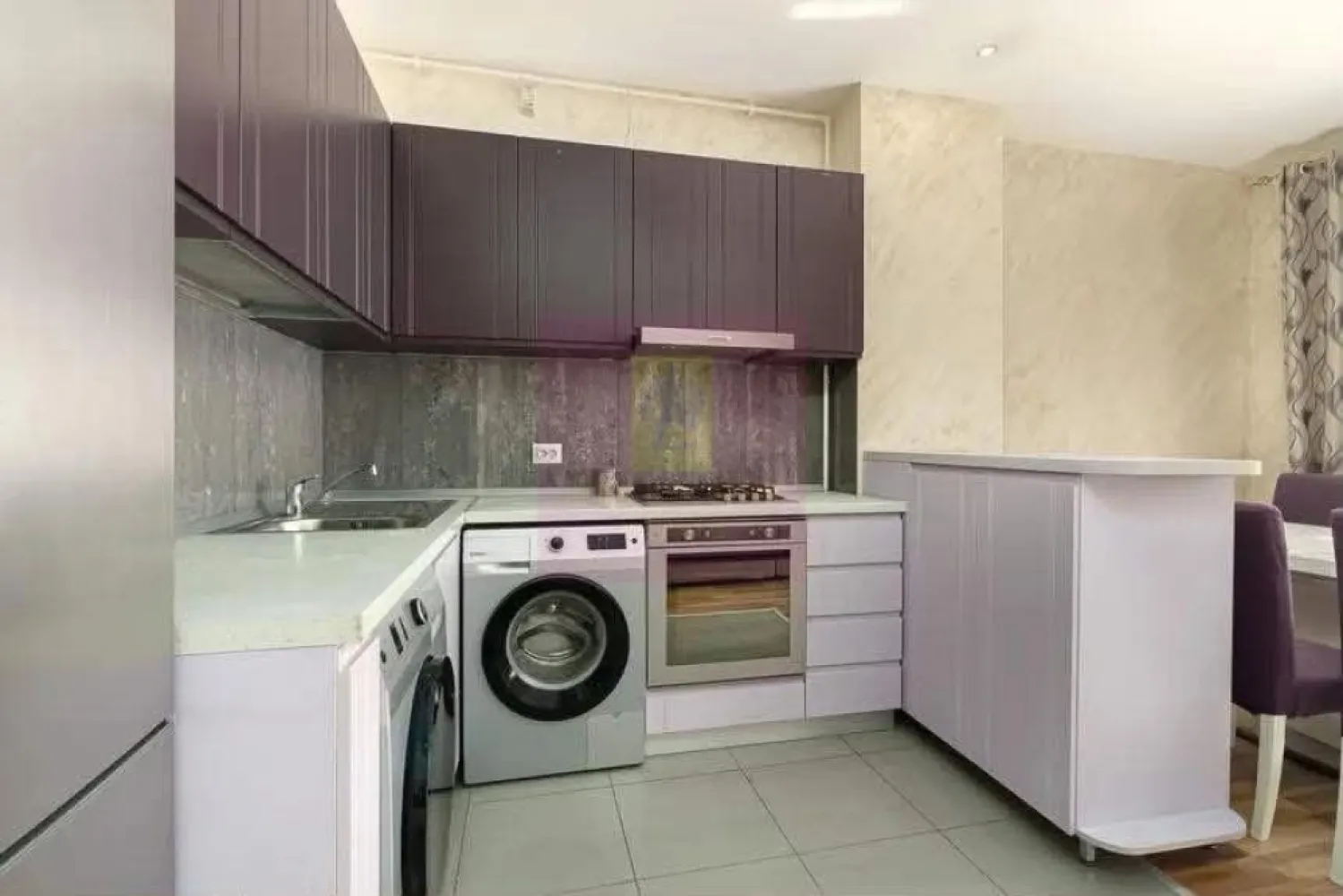 Inchiriere apartament 3 camere Rin Residence - Agentia Imobiliara Apulum 94, va oferea spre inchiriere
Apartament cu 3 camere, la etajul 10, in Complexul Rin Residence.
Locuinta se ofera mobilata modern si utilata la bucatarie cu electrocasnice necesare folosintei.
Incalzirea este prin ventilatie, oferind caldura iarna si aer conditionat vara.
Complexul este unul deosebit cu paza permanenta si supraveghere video.
Se poate inchiria si loc de parcare.
In apropierea blocului se afla Complexul Comercial Cocos, magazine de bricolaj si restaurante.
Zona este bine conectata la mijloacele de transport STB si metrou.
In apropriere se afla si institutii de invatamant, scoli si universitati.
Daca vrei sa locuiesti intr-o zona moderna cu toate facilitatile la indemana te asteptam la vizionare.
Pretul chiriei este de 750 euro pe luna.