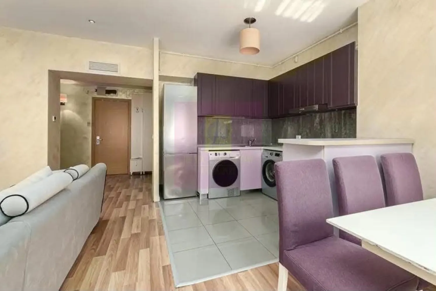 Inchiriere apartament 3 camere Rin Residence - Agentia Imobiliara Apulum 94, va oferea spre inchiriere
Apartament cu 3 camere, la etajul 10, in Complexul Rin Residence.
Locuinta se ofera mobilata modern si utilata la bucatarie cu electrocasnice necesare folosintei.
Incalzirea este prin ventilatie, oferind caldura iarna si aer conditionat vara.
Complexul este unul deosebit cu paza permanenta si supraveghere video.
Se poate inchiria si loc de parcare.
In apropierea blocului se afla Complexul Comercial Cocos, magazine de bricolaj si restaurante.
Zona este bine conectata la mijloacele de transport STB si metrou.
In apropriere se afla si institutii de invatamant, scoli si universitati.
Daca vrei sa locuiesti intr-o zona moderna cu toate facilitatile la indemana te asteptam la vizionare.
Pretul chiriei este de 750 euro pe luna.