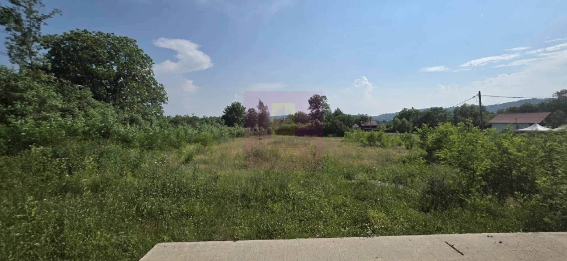 650 mp de liniste, natura si aer curat in Brebu, Prahova - Agentia Imobiliară Mervani vă prezintă spre vânzare un teren intravilan situat în comuna Brebu, județul Prahova, una dintre cele mai apreciate zone de deal, renumită pentru aerul curat, liniște și peisajele naturale.

Terenul are o suprafață de 650 mp, o deschidere la drum de 17 metri și o adâncime de aproximativ 33 metri, fiind ideal pentru construirea unei case de vacanță sau a unei locuințe permanente.

Proprietatea este amplasată într-o zonă verde, cu vecinătăți formate din case și locuințe de vacanță. Accesul se realizează pe un drum pietruit, iar drumul asfaltat se află la doar aproximativ 30 de metri.

Utilitățile disponibile la limita proprietății sunt:

 apă;
 energie electrică;
 cablu TV;
 internet.

Comuna Brebu se află la aproximativ 100 km de București și oferă toate facilitățile necesare unui trai confortabil: magazine, servicii, școală, grădiniță și alte puncte de interes. Totodată, localitatea este recunoscută pentru obiectivele sale turistice, precum Mănăstirea Brebu, lacul și parcul central, fiind o destinație apreciată atât pentru locuire, cât și pentru relaxare.
Pentru vizionare - Agentia Imobiliara Mervani - 0729.935.536