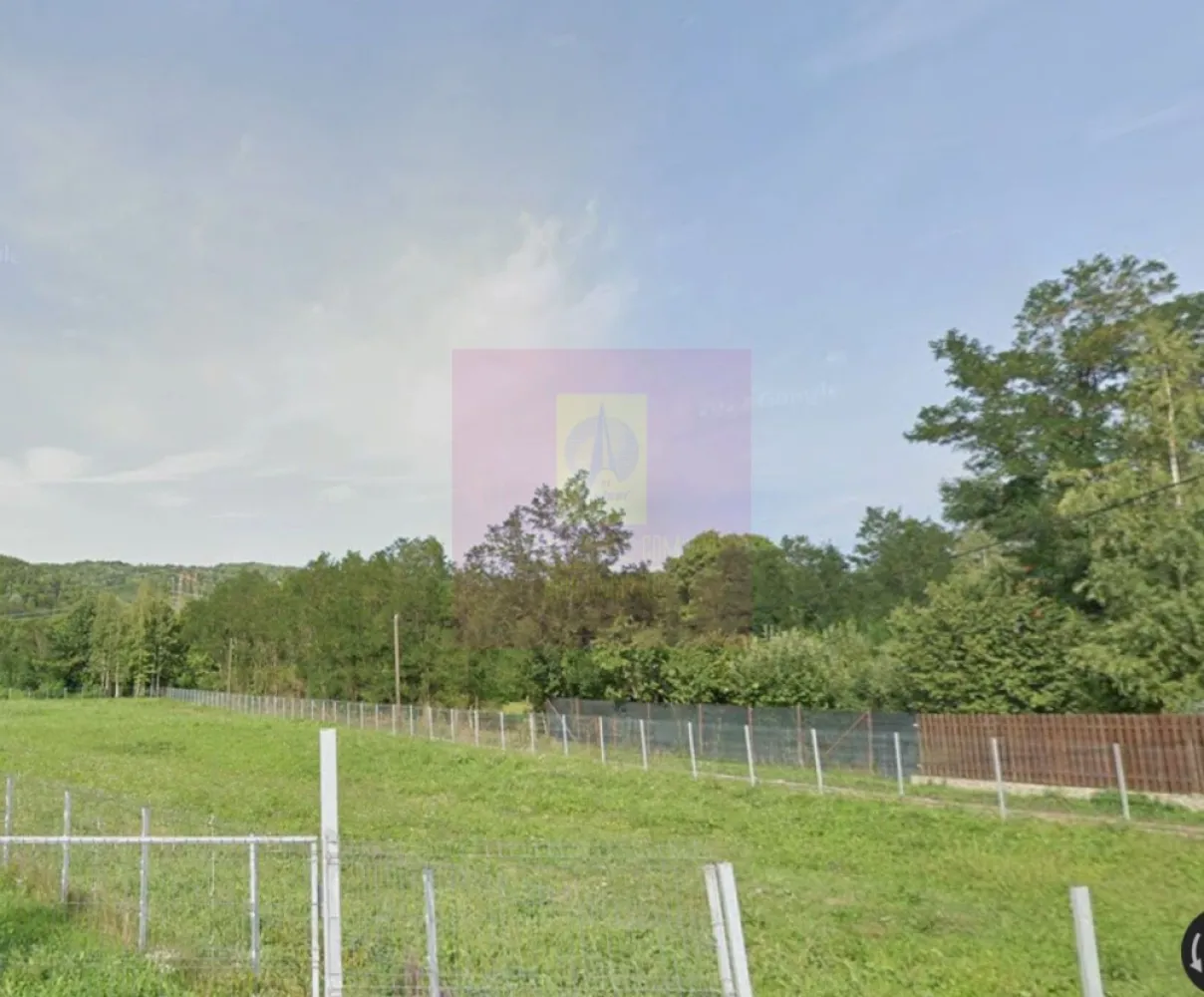 650 mp de liniste, natura si aer curat in Brebu, Prahova - Agentia Imobiliară Mervani vă prezintă spre vânzare un teren intravilan situat în comuna Brebu, județul Prahova, una dintre cele mai apreciate zone de deal, renumită pentru aerul curat, liniște și peisajele naturale.

Terenul are o suprafață de 650 mp, o deschidere la drum de 17 metri și o adâncime de aproximativ 33 metri, fiind ideal pentru construirea unei case de vacanță sau a unei locuințe permanente.

Proprietatea este amplasată într-o zonă verde, cu vecinătăți formate din case și locuințe de vacanță. Accesul se realizează pe un drum pietruit, iar drumul asfaltat se află la doar aproximativ 30 de metri.

Utilitățile disponibile la limita proprietății sunt:

 apă;
 energie electrică;
 cablu TV;
 internet.

Comuna Brebu se află la aproximativ 100 km de București și oferă toate facilitățile necesare unui trai confortabil: magazine, servicii, școală, grădiniță și alte puncte de interes. Totodată, localitatea este recunoscută pentru obiectivele sale turistice, precum Mănăstirea Brebu, lacul și parcul central, fiind o destinație apreciată atât pentru locuire, cât și pentru relaxare.
Pentru vizionare - Agentia Imobiliara Mervani - 0729.935.536
