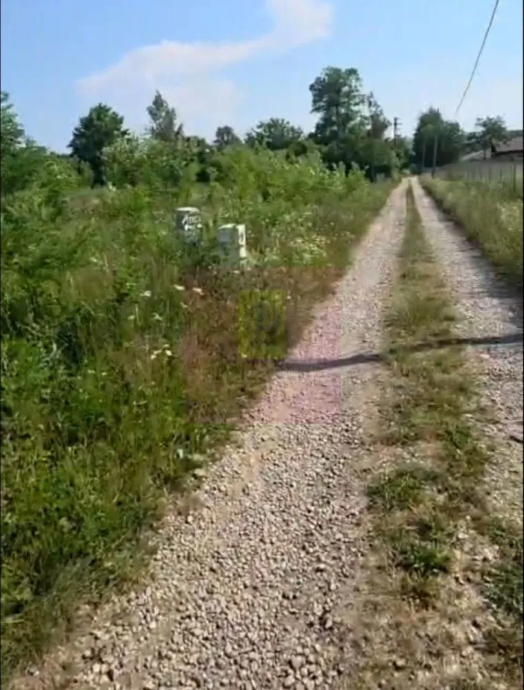 650 mp de liniste, natura si aer curat in Brebu, Prahova - Agentia Imobiliară Mervani vă prezintă spre vânzare un teren intravilan situat în comuna Brebu, județul Prahova, una dintre cele mai apreciate zone de deal, renumită pentru aerul curat, liniște și peisajele naturale.

Terenul are o suprafață de 650 mp, o deschidere la drum de 17 metri și o adâncime de aproximativ 33 metri, fiind ideal pentru construirea unei case de vacanță sau a unei locuințe permanente.

Proprietatea este amplasată într-o zonă verde, cu vecinătăți formate din case și locuințe de vacanță. Accesul se realizează pe un drum pietruit, iar drumul asfaltat se află la doar aproximativ 30 de metri.

Utilitățile disponibile la limita proprietății sunt:

 apă;
 energie electrică;
 cablu TV;
 internet.

Comuna Brebu se află la aproximativ 100 km de București și oferă toate facilitățile necesare unui trai confortabil: magazine, servicii, școală, grădiniță și alte puncte de interes. Totodată, localitatea este recunoscută pentru obiectivele sale turistice, precum Mănăstirea Brebu, lacul și parcul central, fiind o destinație apreciată atât pentru locuire, cât și pentru relaxare.
Pentru vizionare - Agentia Imobiliara Mervani - 0729.935.536