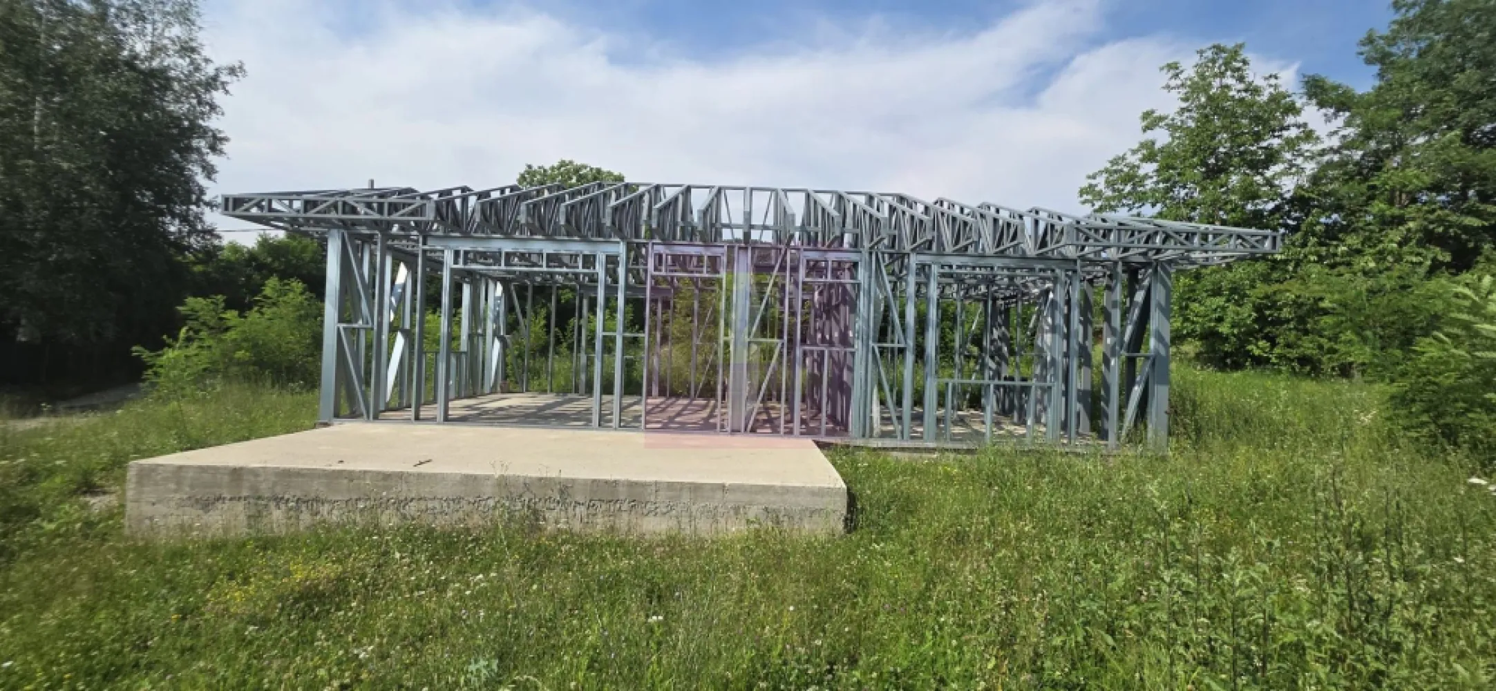 Casa pe structura metalica si teren de 757 mp de vanzare in Brebu - Agentia Imobiliară Mervani vă propune spre vânzare o casă aflată în curs de execuție, amplasată pe un teren intravilan de 757 mp, în comuna Brebu, județul Prahova, într-o zonă verde, liniștită, apreciată pentru aerul curat și peisajele sale.

Locuința este proiectată pe un singur nivel și are deja realizate fundația și structura metalică, oferindu-vă posibilitatea de a continua construcția și de a o personaliza după propriul gust.

Proiectul prevede o compartimentare practică și modernă:

 terasă generoasă;
 living cu bucătărie open-space;
 hol;
 baie;
 cămară;
 două dormitoare.

Terenul are o suprafață de 757 mp, o deschidere la drum de 23 metri și oferă suficient spațiu pentru amenajarea unei grădini, a unei zone de relaxare sau a unor locuri de parcare.

Accesul se face pe un drum pietruit, iar asfaltul se află la aproximativ 30 de metri. La limita proprietății sunt disponibile toate utilitățile: apă, energie electrică, cablu TV și internet.

Situată la aproximativ 100 km de București, în una dintre cele mai frumoase comune din Prahova, această proprietate este alegerea ideală pentru cei care își doresc o locuință permanentă sau o casă de vacanță, economisind timp prin preluarea unei construcții deja începute.