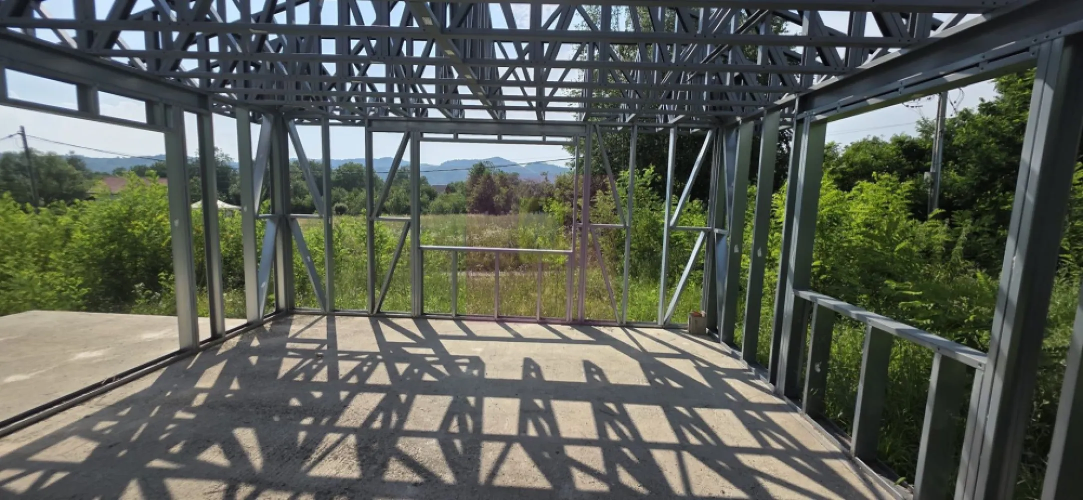 Casa pe structura metalica si teren de 757 mp de vanzare in Brebu - Agentia Imobiliară Mervani vă propune spre vânzare o casă aflată în curs de execuție, amplasată pe un teren intravilan de 757 mp, în comuna Brebu, județul Prahova, într-o zonă verde, liniștită, apreciată pentru aerul curat și peisajele sale.

Locuința este proiectată pe un singur nivel și are deja realizate fundația și structura metalică, oferindu-vă posibilitatea de a continua construcția și de a o personaliza după propriul gust.

Proiectul prevede o compartimentare practică și modernă:

 terasă generoasă;
 living cu bucătărie open-space;
 hol;
 baie;
 cămară;
 două dormitoare.

Terenul are o suprafață de 757 mp, o deschidere la drum de 23 metri și oferă suficient spațiu pentru amenajarea unei grădini, a unei zone de relaxare sau a unor locuri de parcare.

Accesul se face pe un drum pietruit, iar asfaltul se află la aproximativ 30 de metri. La limita proprietății sunt disponibile toate utilitățile: apă, energie electrică, cablu TV și internet.

Situată la aproximativ 100 km de București, în una dintre cele mai frumoase comune din Prahova, această proprietate este alegerea ideală pentru cei care își doresc o locuință permanentă sau o casă de vacanță, economisind timp prin preluarea unei construcții deja începute.