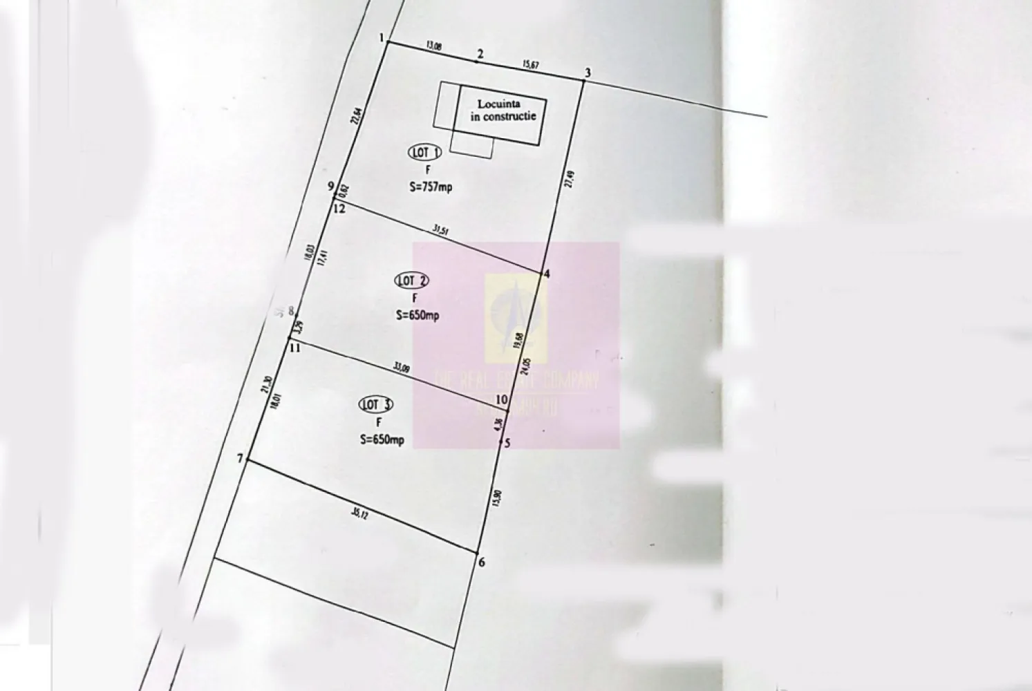 Casa pe structura metalica si teren de 757 mp de vanzare in Brebu - Agentia Imobiliară Mervani vă propune spre vânzare o casă aflată în curs de execuție, amplasată pe un teren intravilan de 757 mp, în comuna Brebu, județul Prahova, într-o zonă verde, liniștită, apreciată pentru aerul curat și peisajele sale.

Locuința este proiectată pe un singur nivel și are deja realizate fundația și structura metalică, oferindu-vă posibilitatea de a continua construcția și de a o personaliza după propriul gust.

Proiectul prevede o compartimentare practică și modernă:

 terasă generoasă;
 living cu bucătărie open-space;
 hol;
 baie;
 cămară;
 două dormitoare.

Terenul are o suprafață de 757 mp, o deschidere la drum de 23 metri și oferă suficient spațiu pentru amenajarea unei grădini, a unei zone de relaxare sau a unor locuri de parcare.

Accesul se face pe un drum pietruit, iar asfaltul se află la aproximativ 30 de metri. La limita proprietății sunt disponibile toate utilitățile: apă, energie electrică, cablu TV și internet.

Situată la aproximativ 100 km de București, în una dintre cele mai frumoase comune din Prahova, această proprietate este alegerea ideală pentru cei care își doresc o locuință permanentă sau o casă de vacanță, economisind timp prin preluarea unei construcții deja începute.