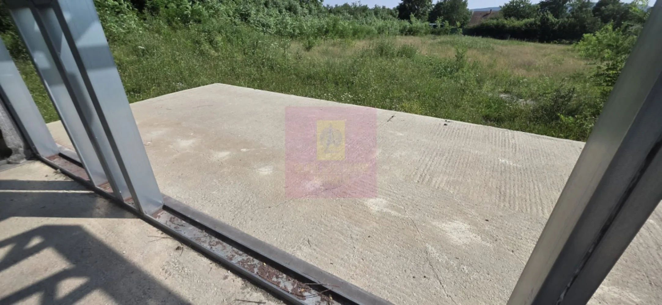 Casa pe structura metalica si teren de 757 mp de vanzare in Brebu - Agentia Imobiliară Mervani vă propune spre vânzare o casă aflată în curs de execuție, amplasată pe un teren intravilan de 757 mp, în comuna Brebu, județul Prahova, într-o zonă verde, liniștită, apreciată pentru aerul curat și peisajele sale.

Locuința este proiectată pe un singur nivel și are deja realizate fundația și structura metalică, oferindu-vă posibilitatea de a continua construcția și de a o personaliza după propriul gust.

Proiectul prevede o compartimentare practică și modernă:

 terasă generoasă;
 living cu bucătărie open-space;
 hol;
 baie;
 cămară;
 două dormitoare.

Terenul are o suprafață de 757 mp, o deschidere la drum de 23 metri și oferă suficient spațiu pentru amenajarea unei grădini, a unei zone de relaxare sau a unor locuri de parcare.

Accesul se face pe un drum pietruit, iar asfaltul se află la aproximativ 30 de metri. La limita proprietății sunt disponibile toate utilitățile: apă, energie electrică, cablu TV și internet.

Situată la aproximativ 100 km de București, în una dintre cele mai frumoase comune din Prahova, această proprietate este alegerea ideală pentru cei care își doresc o locuință permanentă sau o casă de vacanță, economisind timp prin preluarea unei construcții deja începute.