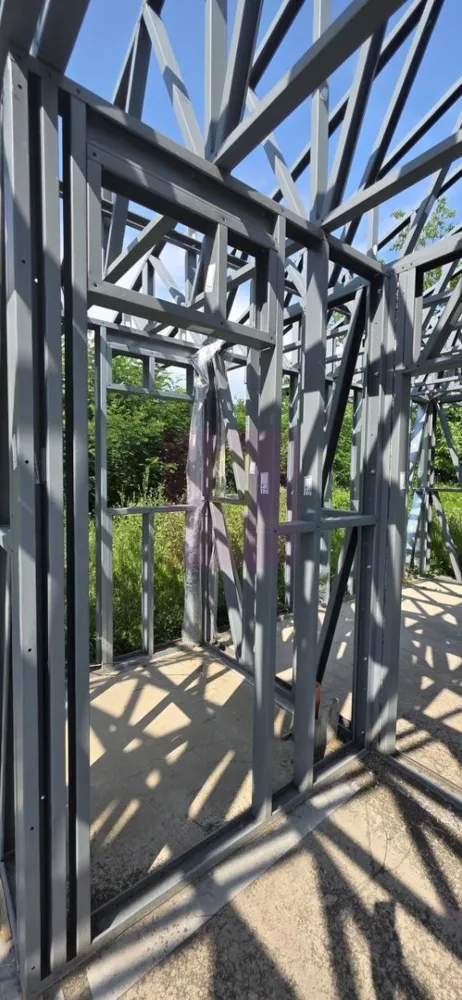 Casa pe structura metalica si teren de 757 mp de vanzare in Brebu - Agentia Imobiliară Mervani vă propune spre vânzare o casă aflată în curs de execuție, amplasată pe un teren intravilan de 757 mp, în comuna Brebu, județul Prahova, într-o zonă verde, liniștită, apreciată pentru aerul curat și peisajele sale.

Locuința este proiectată pe un singur nivel și are deja realizate fundația și structura metalică, oferindu-vă posibilitatea de a continua construcția și de a o personaliza după propriul gust.

Proiectul prevede o compartimentare practică și modernă:

 terasă generoasă;
 living cu bucătărie open-space;
 hol;
 baie;
 cămară;
 două dormitoare.

Terenul are o suprafață de 757 mp, o deschidere la drum de 23 metri și oferă suficient spațiu pentru amenajarea unei grădini, a unei zone de relaxare sau a unor locuri de parcare.

Accesul se face pe un drum pietruit, iar asfaltul se află la aproximativ 30 de metri. La limita proprietății sunt disponibile toate utilitățile: apă, energie electrică, cablu TV și internet.

Situată la aproximativ 100 km de București, în una dintre cele mai frumoase comune din Prahova, această proprietate este alegerea ideală pentru cei care își doresc o locuință permanentă sau o casă de vacanță, economisind timp prin preluarea unei construcții deja începute.