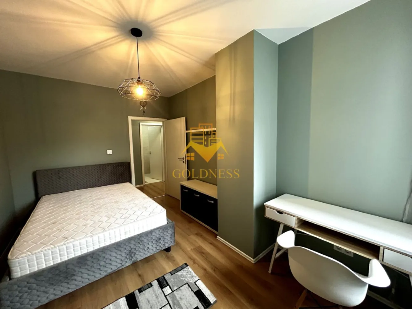 Apartment 3 camere 80 mp Riviera Luxury cu parcare. - GOLDNESS Imobiliare vă propune spre închiriere un apartament cu 3 camere, având o suprafață de 80 mp, complet mobilat și utilat, situat la etajul 1, într-un imobil modern din zona FSEGA – Iulius Mall.

Dispune de loc de parcare în parcarea subterană, cu acces controlat.

Se află în apropierea stațiilor de transport în comun, a centrului comercial Iulius Mall, magazinelor, restaurantelor, spațiilor verzi, farmaciilor și a altor puncte de interes.

Apartamentul este compartimentat astfel:

două dormitoare;
living spațios separat de bucătărie;
bucătărie complet mobilată și utilată;
două băi, una dotată cu cabină de duș și una cu cadă;
balcon generos.

Imobilul este situat într-un bloc modern, cu intrare securizată și sistem de supraveghere video, oferind confort și siguranță locatarilor.

Apartamentul este dotat cu toate cele necesare – centrală proprie, frigider, aragaz, hotă, mașină de spălat haine și alte electrocasnice utile pentru un trai confortabil.

Dacă sunteți interesați de acest apartament și doriți să îl vizionați, dar și pentru alte oferte, nu ezitați să ne contactați telefonic sau prin e-mail. Vă stăm la dispoziție!

Pentru intermediere se percepe un comision de 50% din prețul chiriei!
