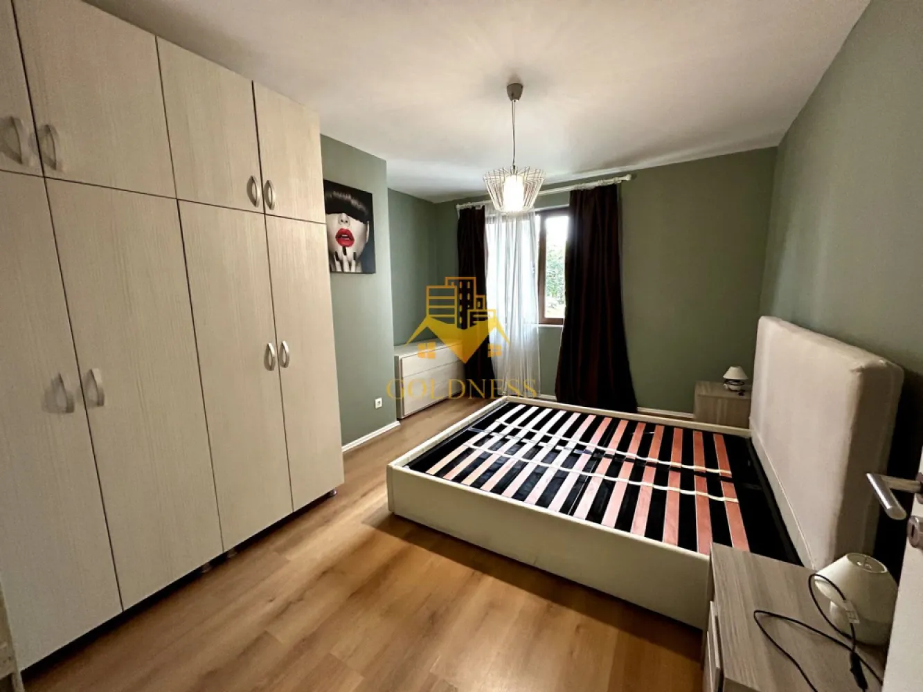 Apartment 3 camere 80 mp Riviera Luxury cu parcare. - GOLDNESS Imobiliare vă propune spre închiriere un apartament cu 3 camere, având o suprafață de 80 mp, complet mobilat și utilat, situat la etajul 1, într-un imobil modern din zona FSEGA – Iulius Mall.

Dispune de loc de parcare în parcarea subterană, cu acces controlat.

Se află în apropierea stațiilor de transport în comun, a centrului comercial Iulius Mall, magazinelor, restaurantelor, spațiilor verzi, farmaciilor și a altor puncte de interes.

Apartamentul este compartimentat astfel:

două dormitoare;
living spațios separat de bucătărie;
bucătărie complet mobilată și utilată;
două băi, una dotată cu cabină de duș și una cu cadă;
balcon generos.

Imobilul este situat într-un bloc modern, cu intrare securizată și sistem de supraveghere video, oferind confort și siguranță locatarilor.

Apartamentul este dotat cu toate cele necesare – centrală proprie, frigider, aragaz, hotă, mașină de spălat haine și alte electrocasnice utile pentru un trai confortabil.

Dacă sunteți interesați de acest apartament și doriți să îl vizionați, dar și pentru alte oferte, nu ezitați să ne contactați telefonic sau prin e-mail. Vă stăm la dispoziție!

Pentru intermediere se percepe un comision de 50% din prețul chiriei!